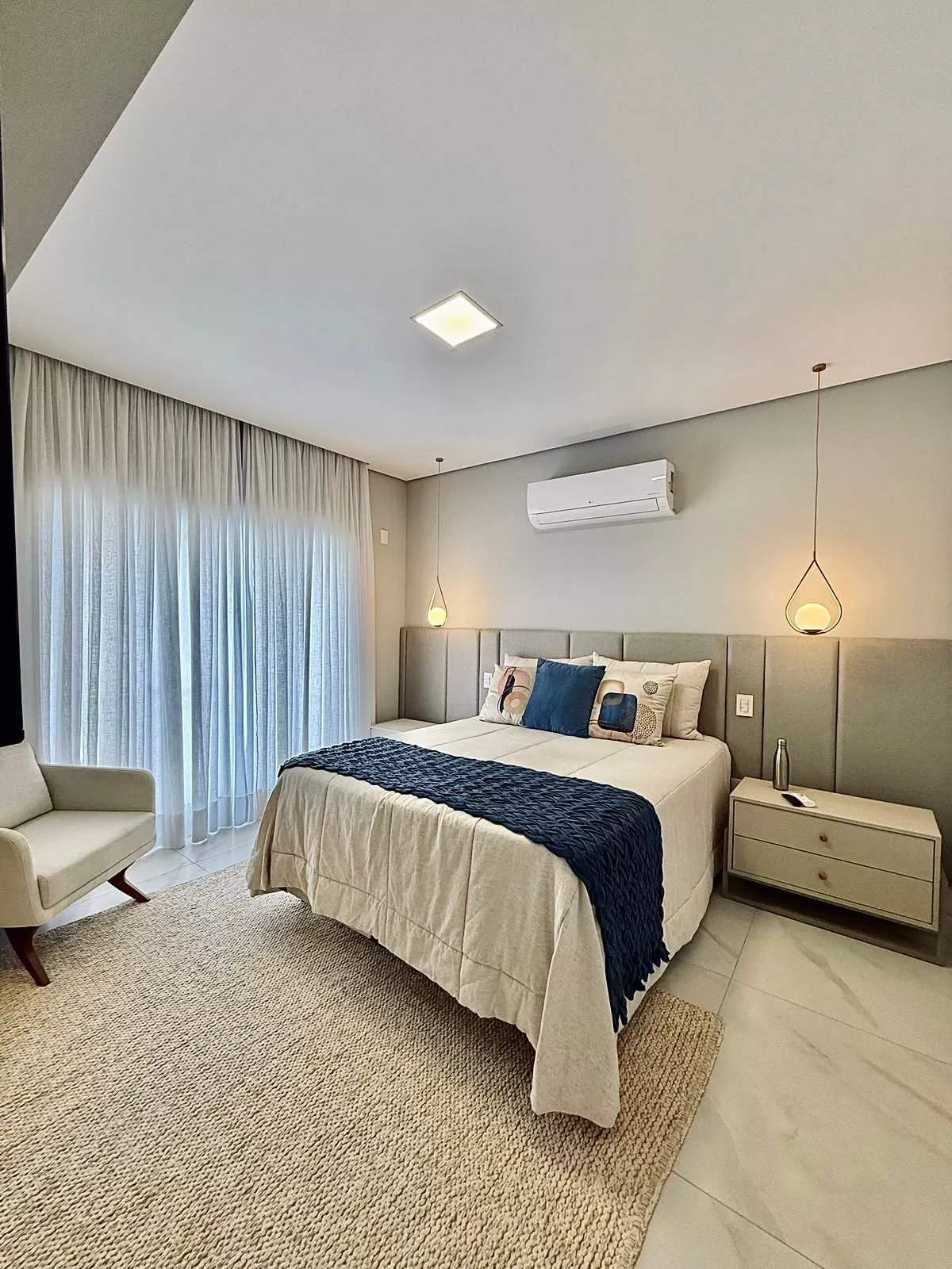 Sobrado Mobiliado à Venda com 3 suítes com closet, sala de cinema e quintal amplo, 366m² no Condomínio Alphaville Nova Esplanada 4 em Votorantim/SP