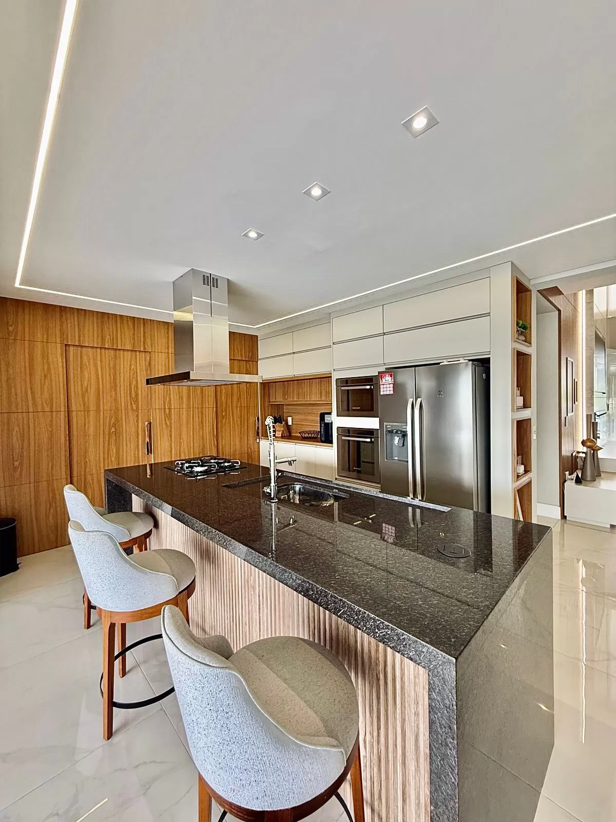 Sobrado Mobiliado à Venda com 3 suítes com closet, sala de cinema e quintal amplo, 366m² no Condomínio Alphaville Nova Esplanada 4 em Votorantim/SP