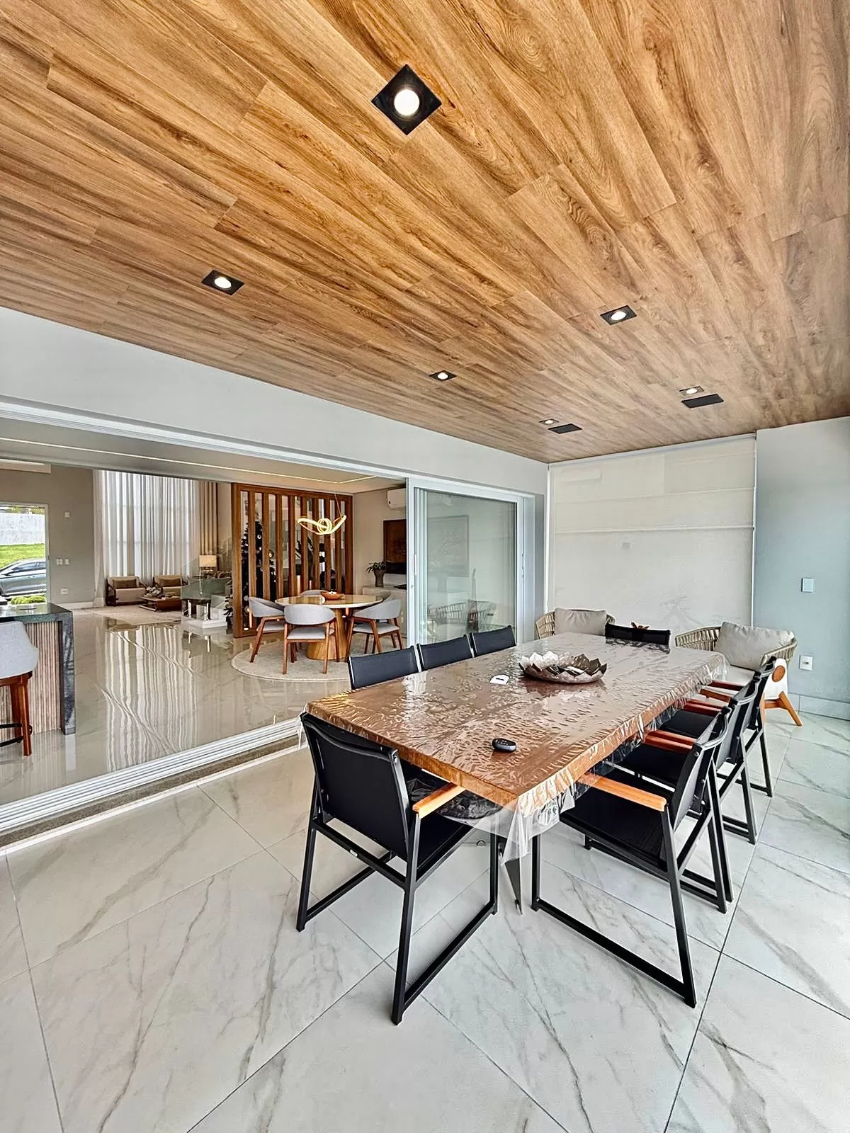 Sobrado Mobiliado à Venda com 3 suítes com closet, sala de cinema e quintal amplo, 366m² no Condomínio Alphaville Nova Esplanada 4 em Votorantim/SP