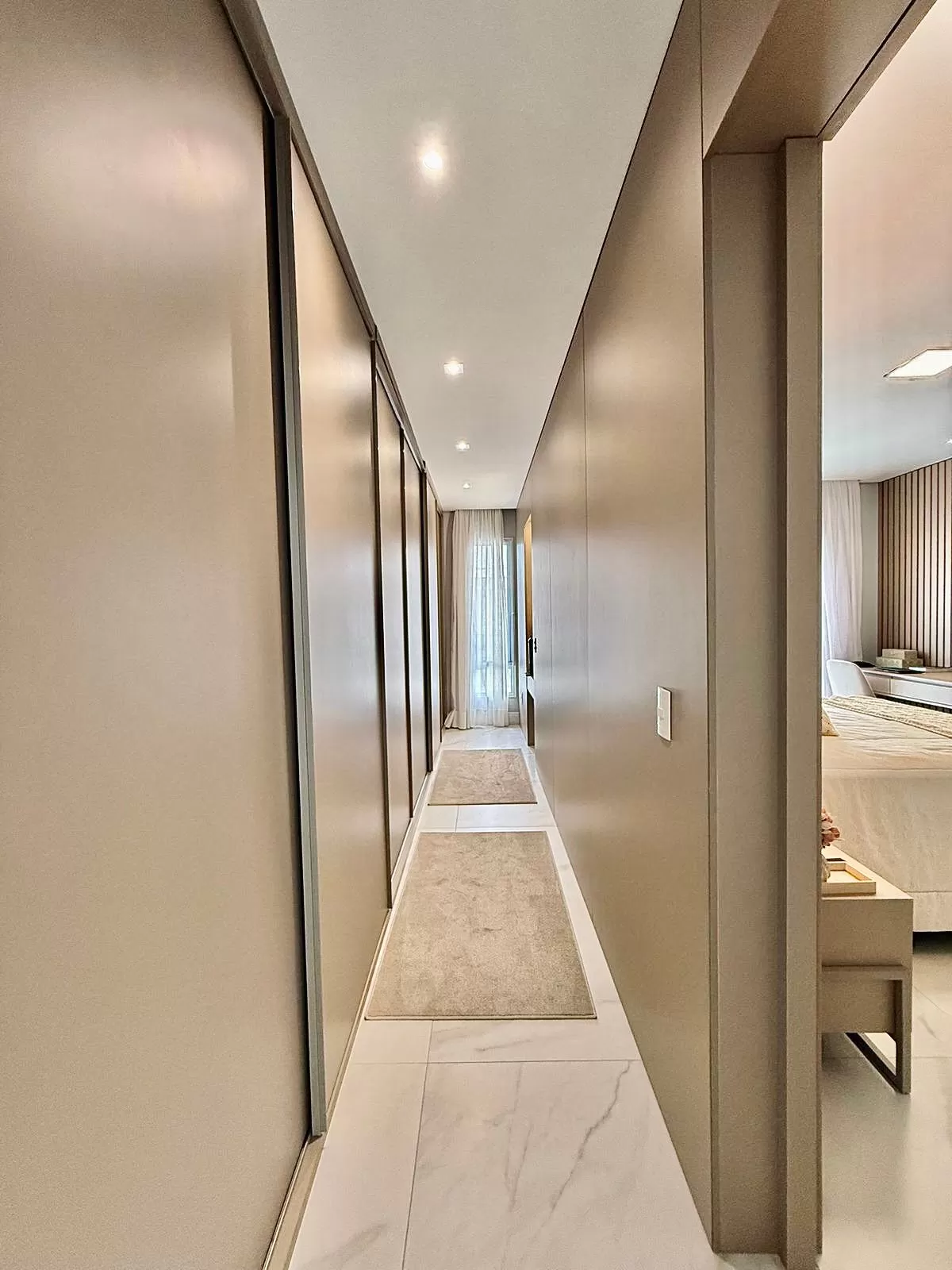 Sobrado Mobiliado à Venda com 3 suítes com closet, sala de cinema e quintal amplo, 366m² no Condomínio Alphaville Nova Esplanada 4 em Votorantim/SP