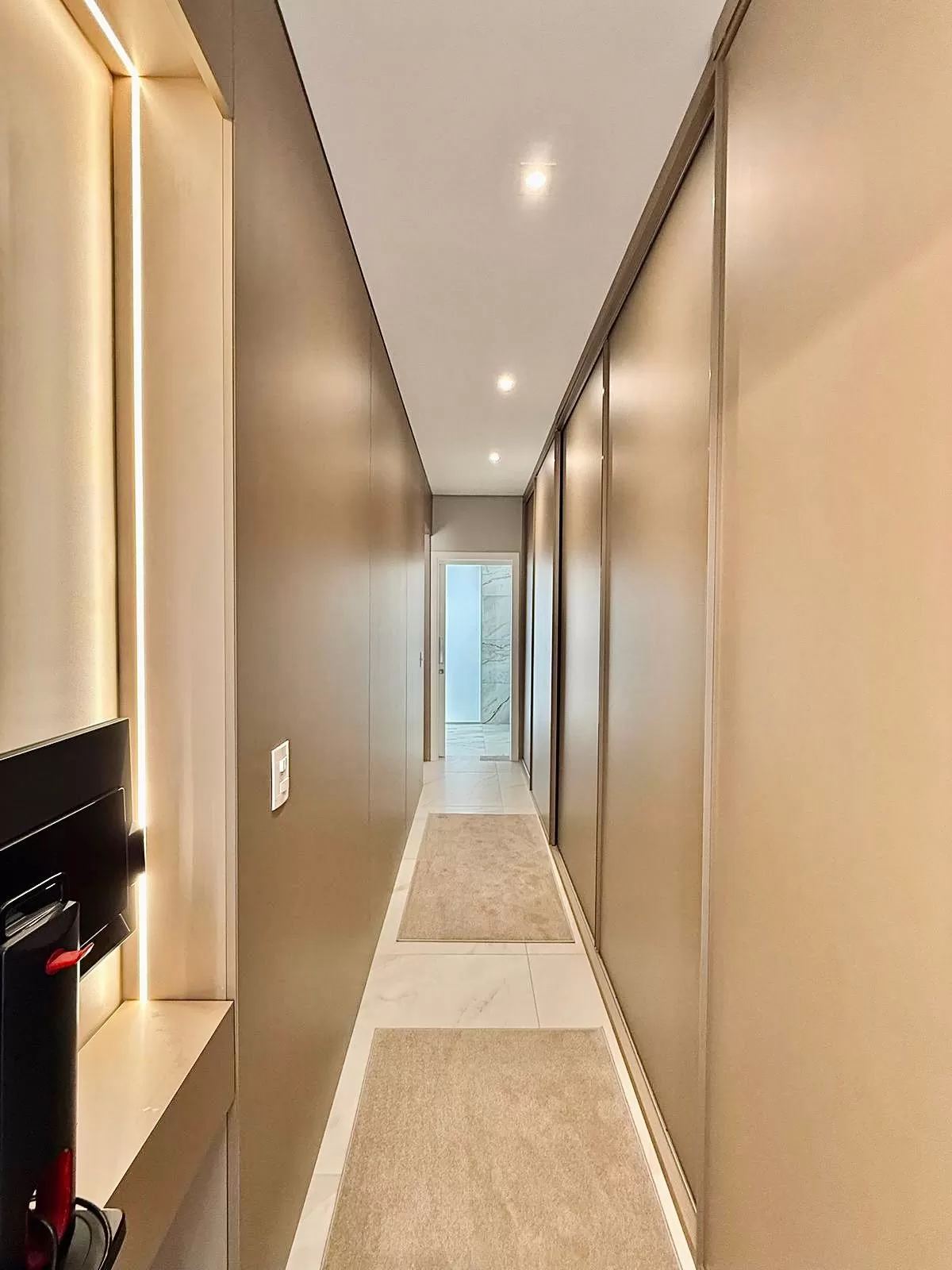 Sobrado Mobiliado à Venda com 3 suítes com closet, sala de cinema e quintal amplo, 366m² no Condomínio Alphaville Nova Esplanada 4 em Votorantim/SP