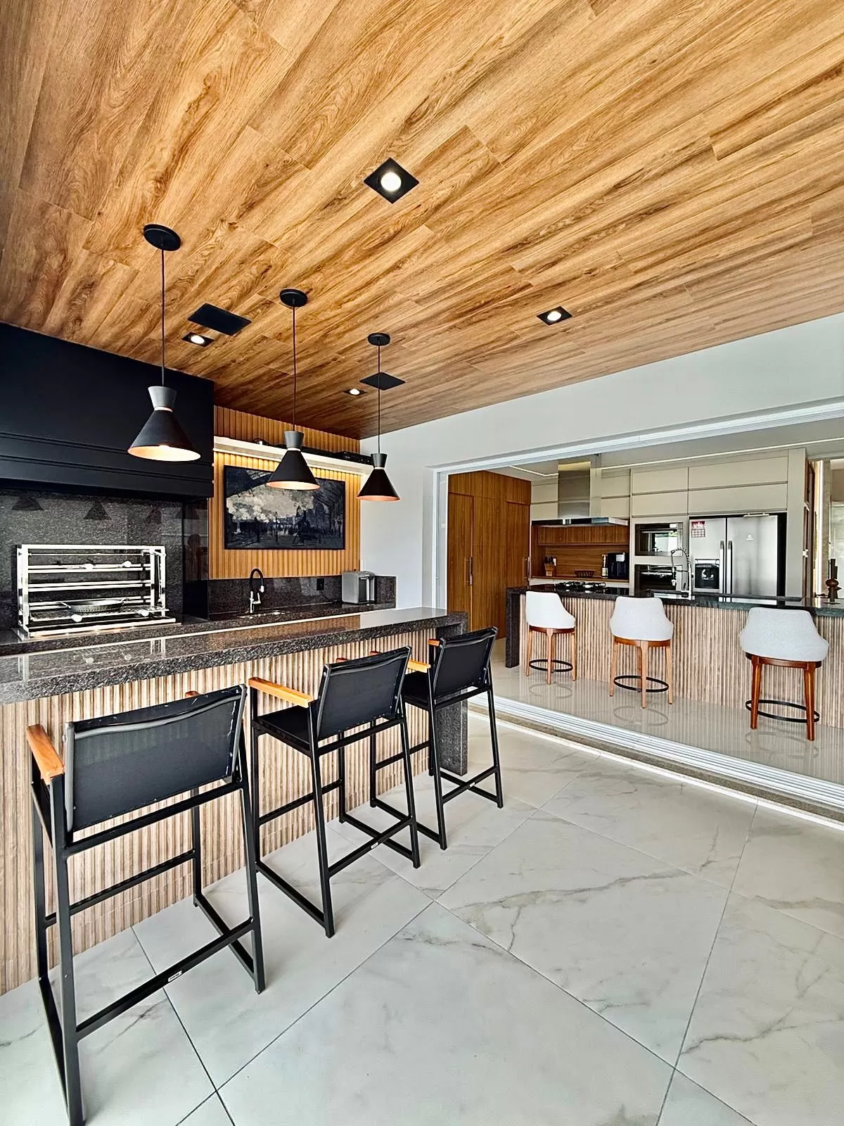 Sobrado Mobiliado à Venda com 3 suítes com closet, sala de cinema e quintal amplo, 366m² no Condomínio Alphaville Nova Esplanada 4 em Votorantim/SP