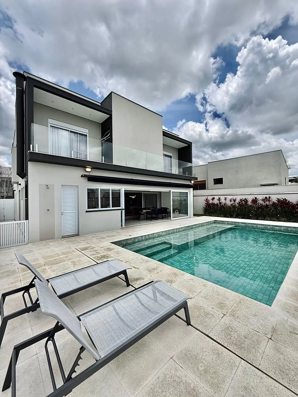 Sobrado Mobiliado à Venda com 3 suítes com closet, sala de cinema e quintal amplo, 366m² no Condomínio Alphaville Nova Esplanada 4 em Votorantim/SP