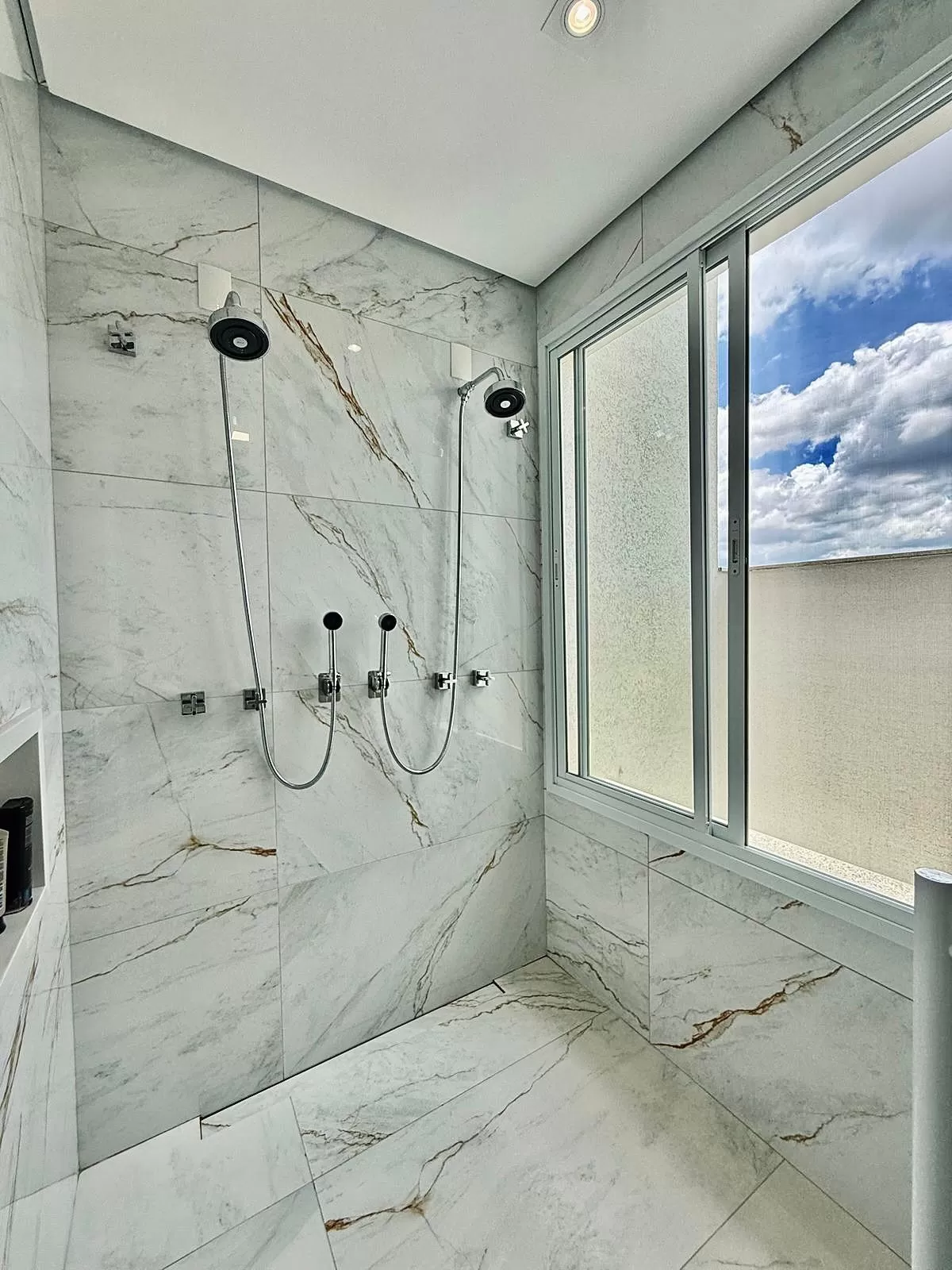 Sobrado Mobiliado à Venda com 3 suítes com closet, sala de cinema e quintal amplo, 366m² no Condomínio Alphaville Nova Esplanada 4 em Votorantim/SP