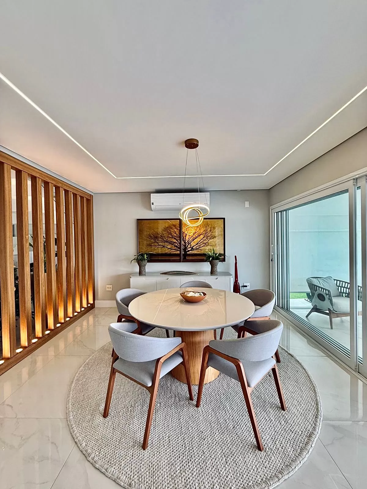 Sobrado Mobiliado à Venda com 3 suítes com closet, sala de cinema e quintal amplo, 366m² no Condomínio Alphaville Nova Esplanada 4 em Votorantim/SP