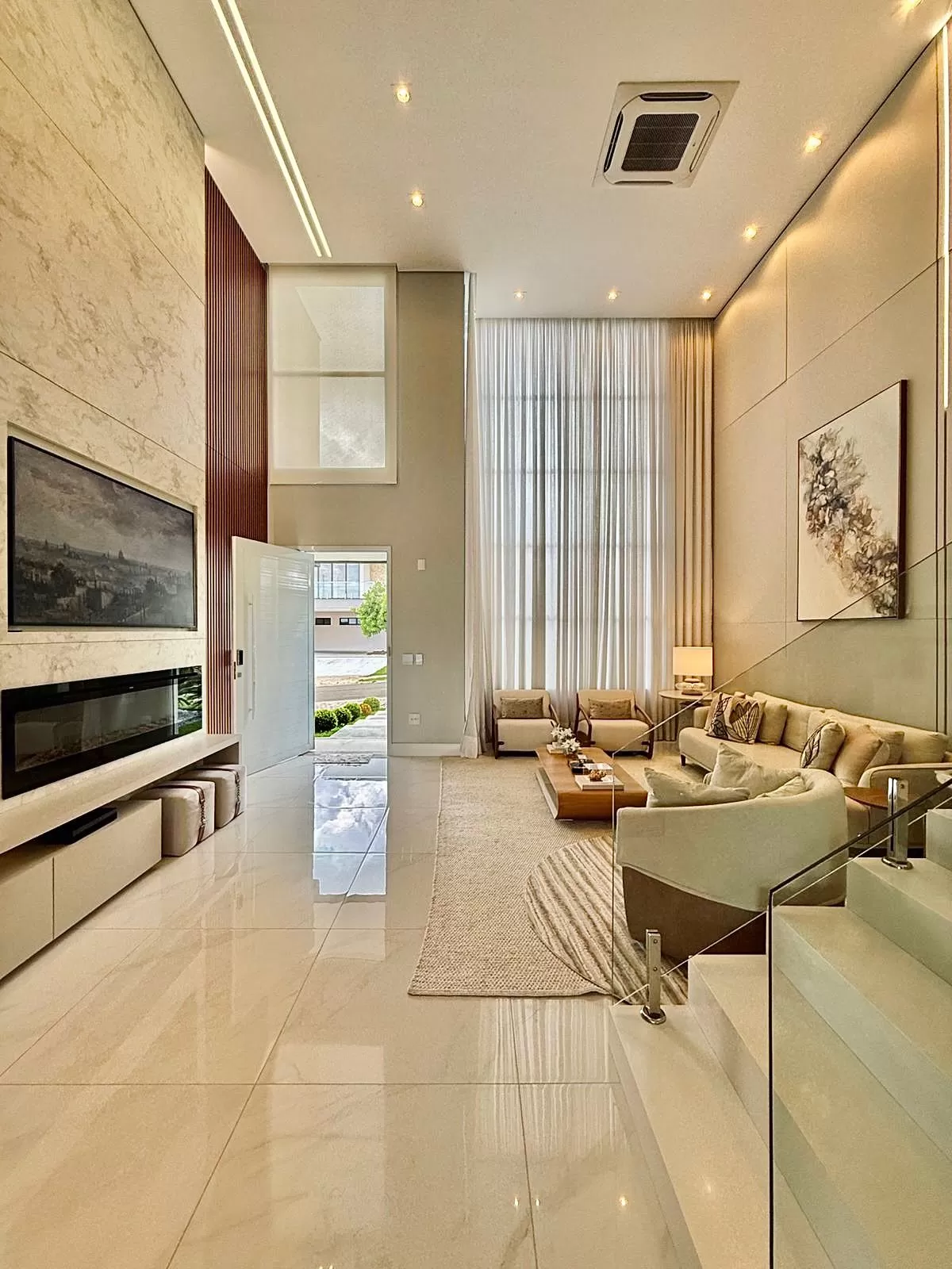 Sobrado Mobiliado à Venda com 3 suítes com closet, sala de cinema e quintal amplo, 366m² no Condomínio Alphaville Nova Esplanada 4 em Votorantim/SP