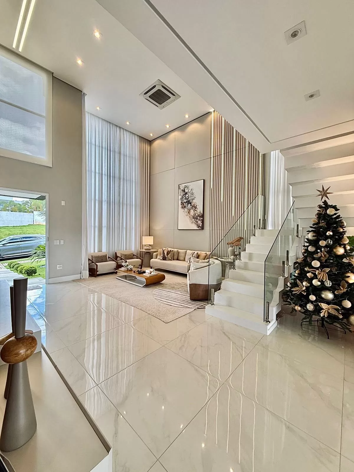 Sobrado Mobiliado à Venda com 3 suítes com closet, sala de cinema e quintal amplo, 366m² no Condomínio Alphaville Nova Esplanada 4 em Votorantim/SP