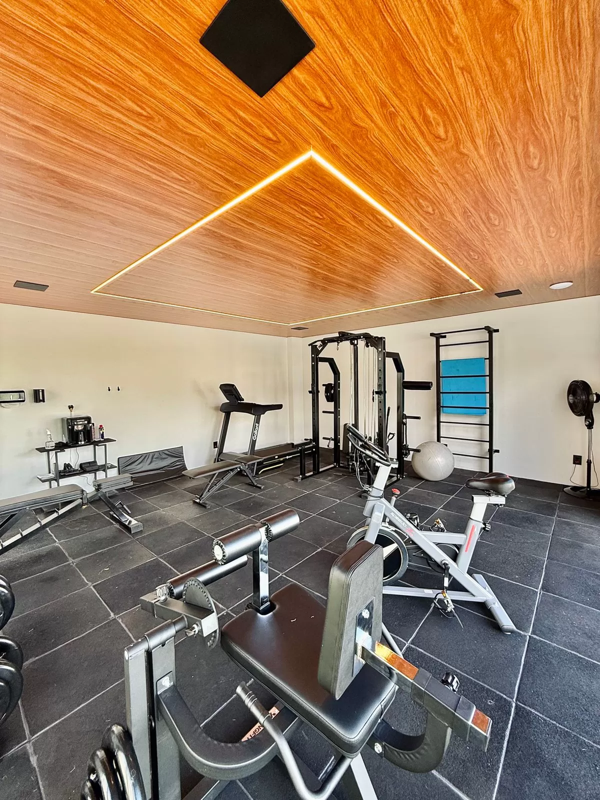 Casa Mobiliada à Venda com vista permanente para área preservada e quadra de beach tennis, 460m² no Condomínio Fazenda Jequitibá em Sorocaba/SP