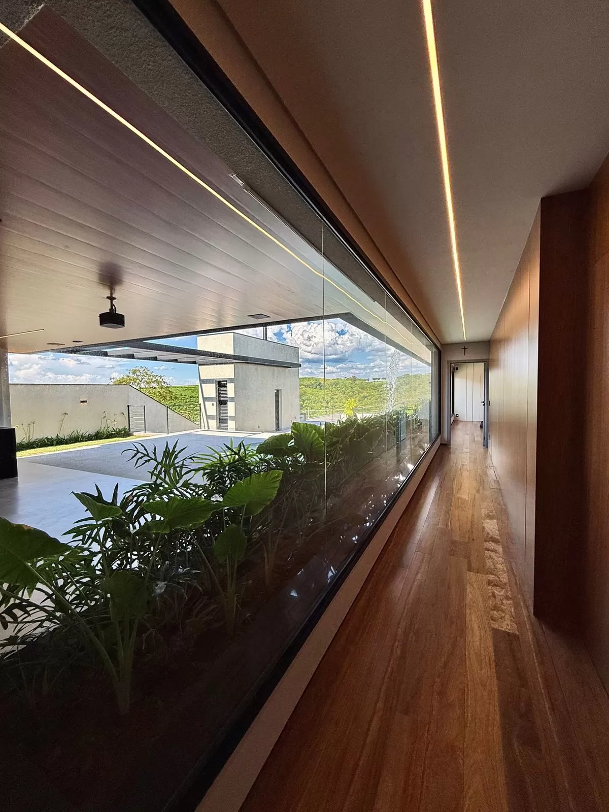 Casa Mobiliada à Venda com vista permanente para área preservada e quadra de beach tennis, 460m² no Condomínio Fazenda Jequitibá em Sorocaba/SP