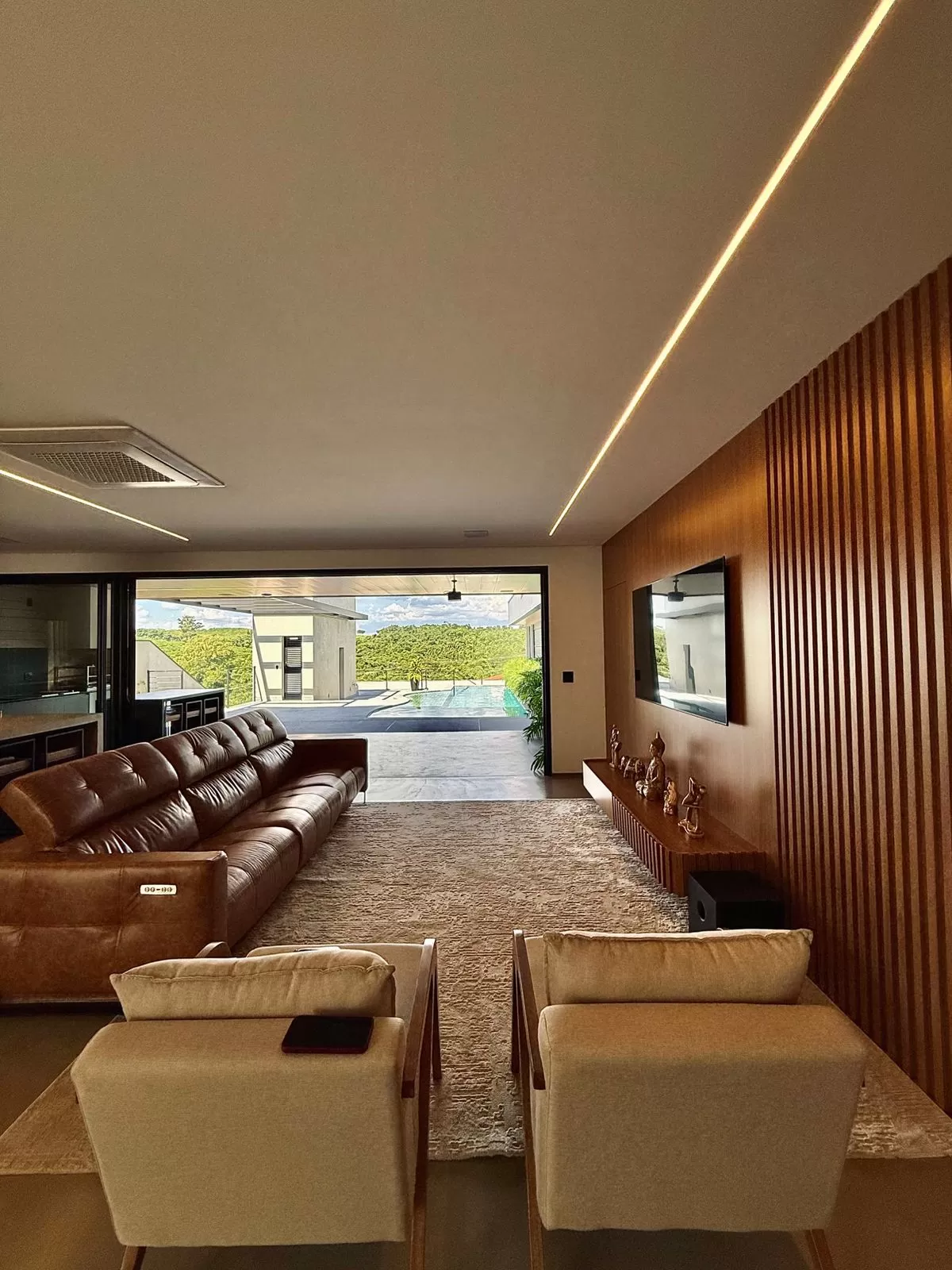 Casa Mobiliada à Venda com vista permanente para área preservada e quadra de beach tennis, 460m² no Condomínio Fazenda Jequitibá em Sorocaba/SP