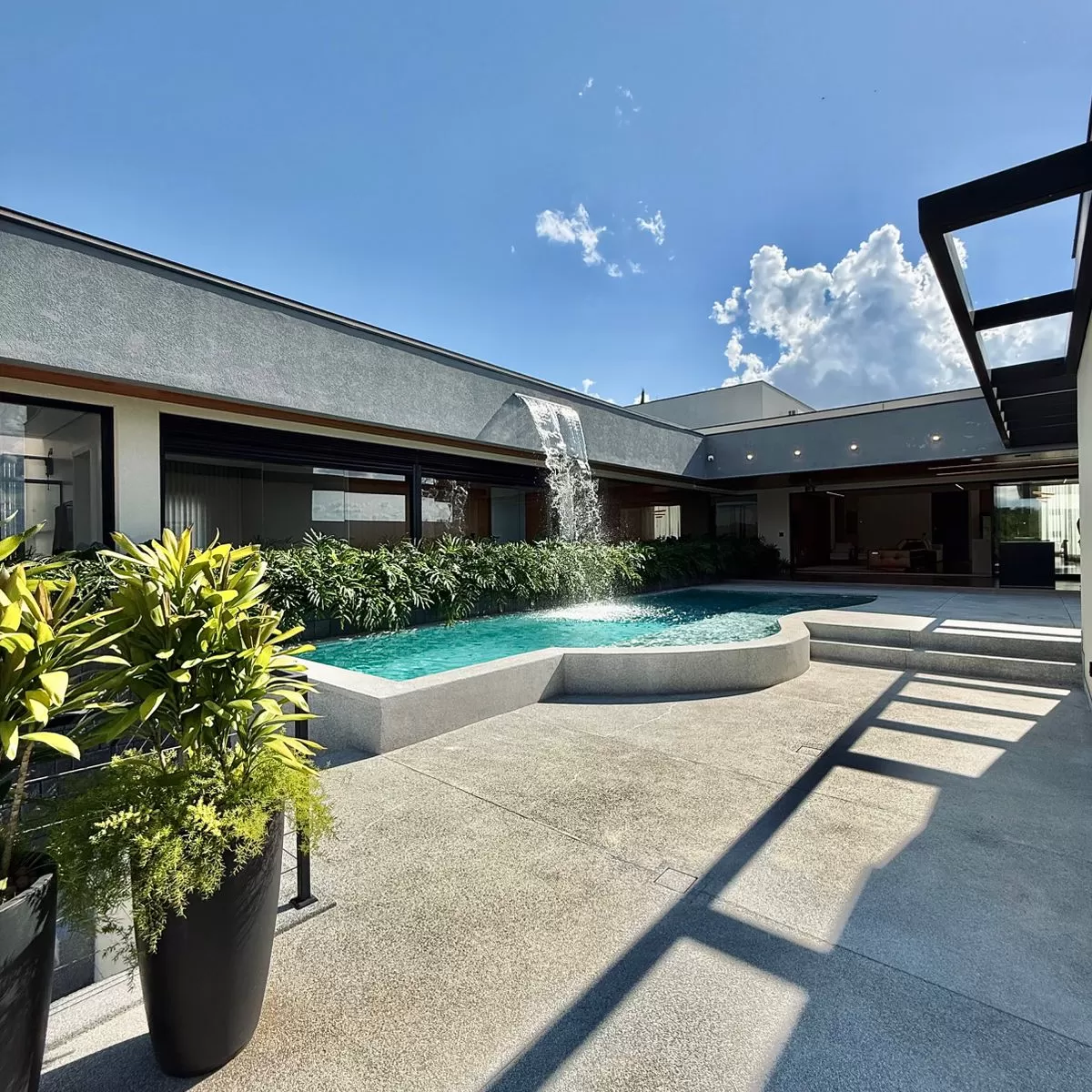 Casa Mobiliada à Venda com vista permanente para área preservada e quadra de beach tennis, 460m² no Condomínio Fazenda Jequitibá em Sorocaba/SP