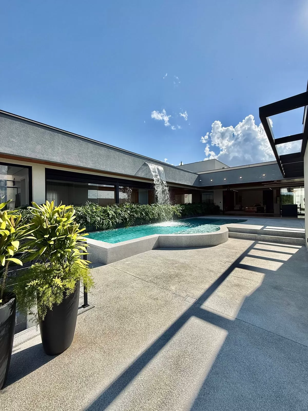 Casa Mobiliada à Venda com vista permanente para área preservada e quadra de beach tennis, 460m² no Condomínio Fazenda Jequitibá em Sorocaba/SP