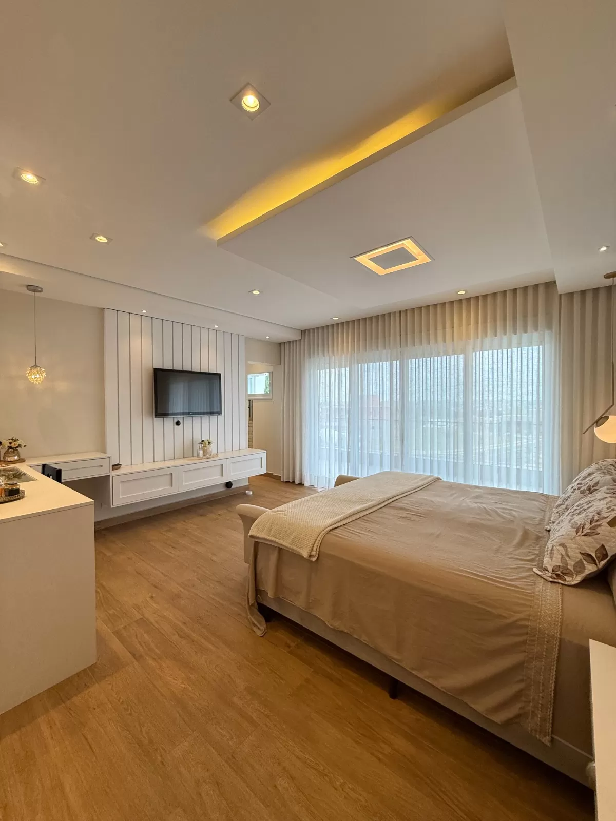 Sobrado Mobiliado à Venda com 4 suítes, escritório e piscina incrível, 402m² no Condomínio Alphaville Nova Esplanada 1 em Votorantim/SP