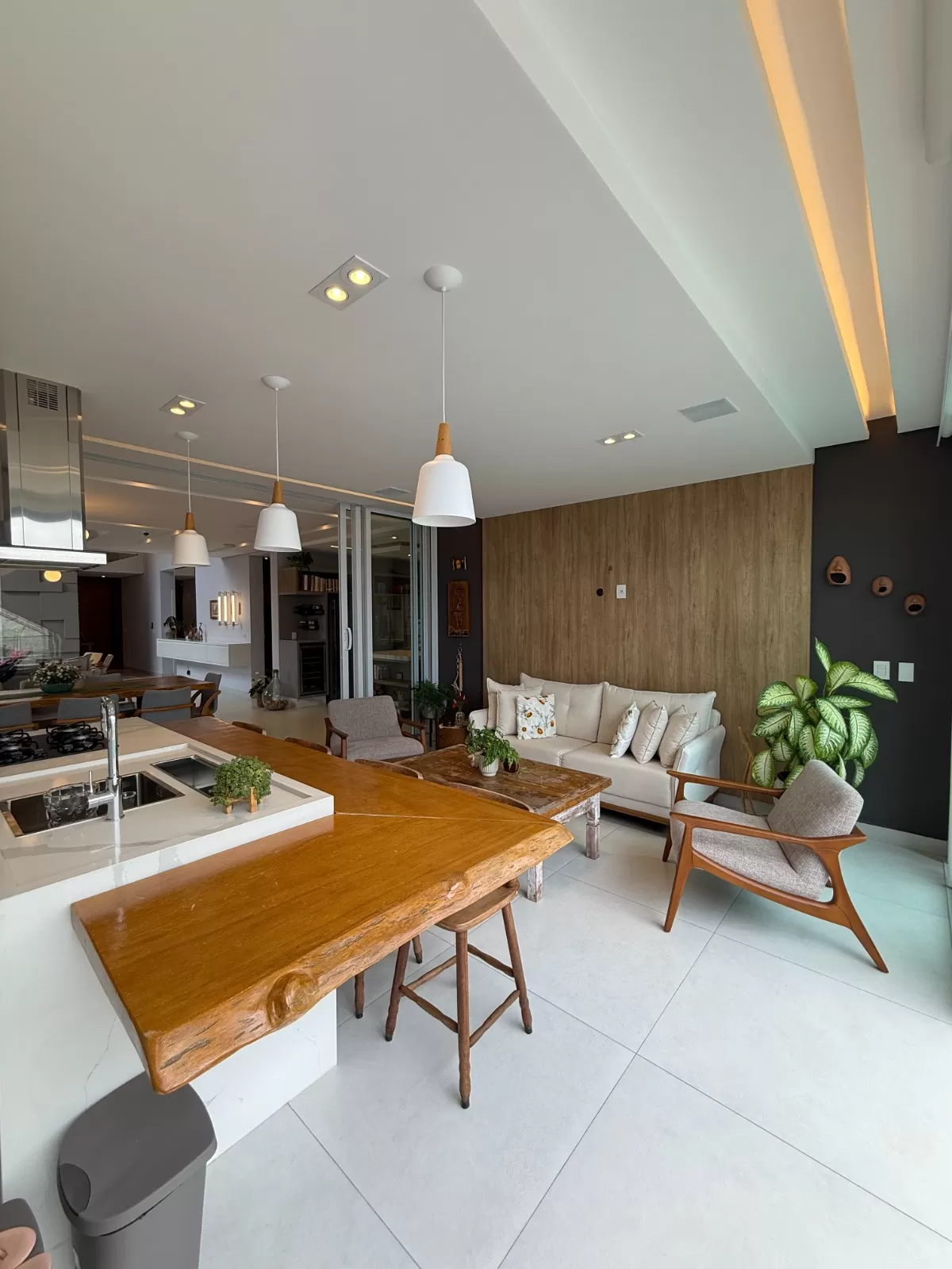 Sobrado Mobiliado à Venda com 4 suítes, escritório e piscina incrível, 402m² no Condomínio Alphaville Nova Esplanada 1 em Votorantim/SP