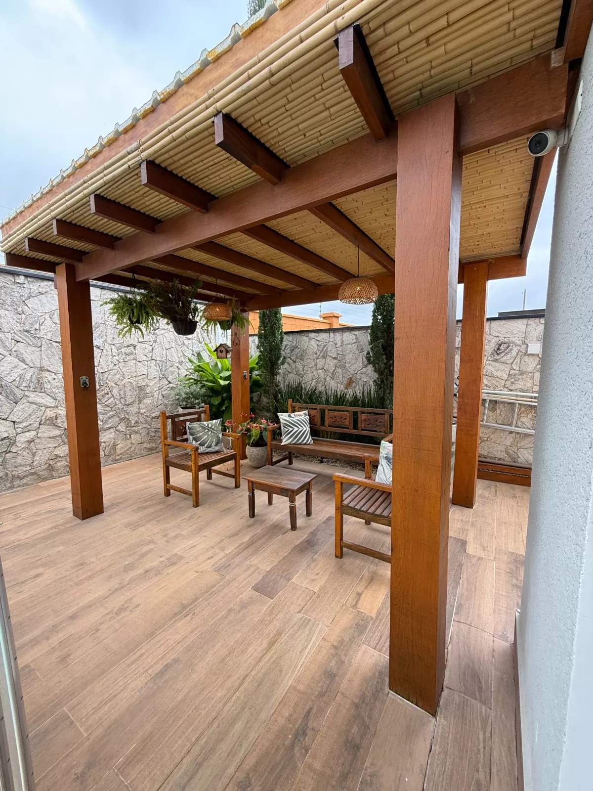 Sobrado Mobiliado à Venda com 4 suítes, escritório e piscina incrível, 402m² no Condomínio Alphaville Nova Esplanada 1 em Votorantim/SP