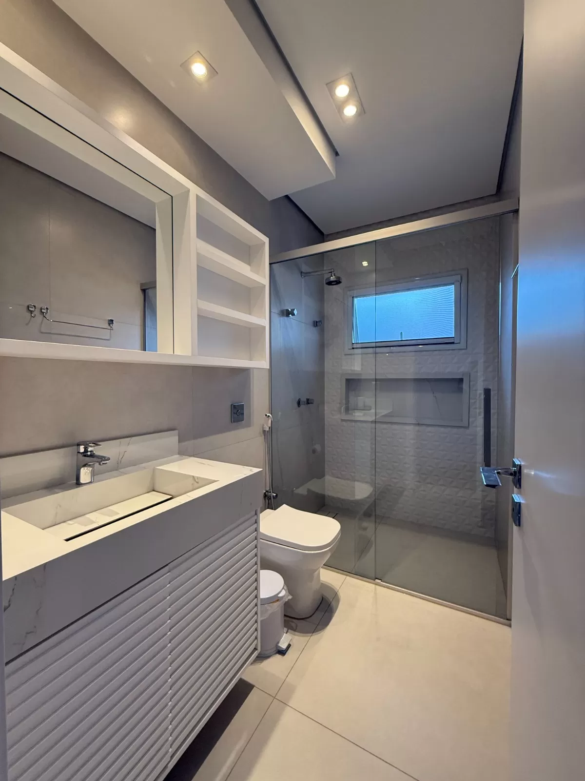 Sobrado Mobiliado à Venda com 4 suítes, escritório e piscina incrível, 402m² no Condomínio Alphaville Nova Esplanada 1 em Votorantim/SP