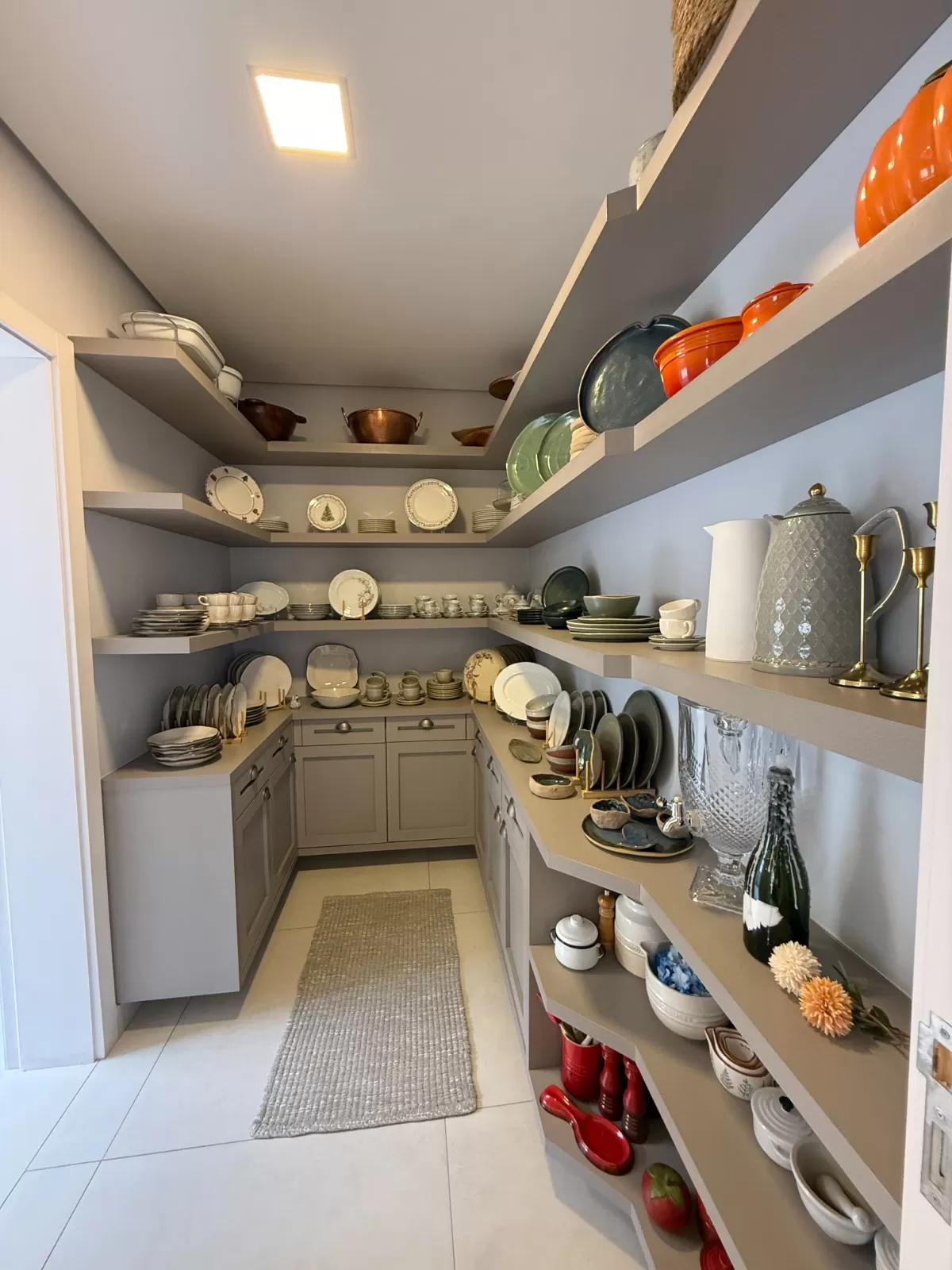 Sobrado Mobiliado à Venda com 4 suítes, escritório e piscina incrível, 402m² no Condomínio Alphaville Nova Esplanada 1 em Votorantim/SP