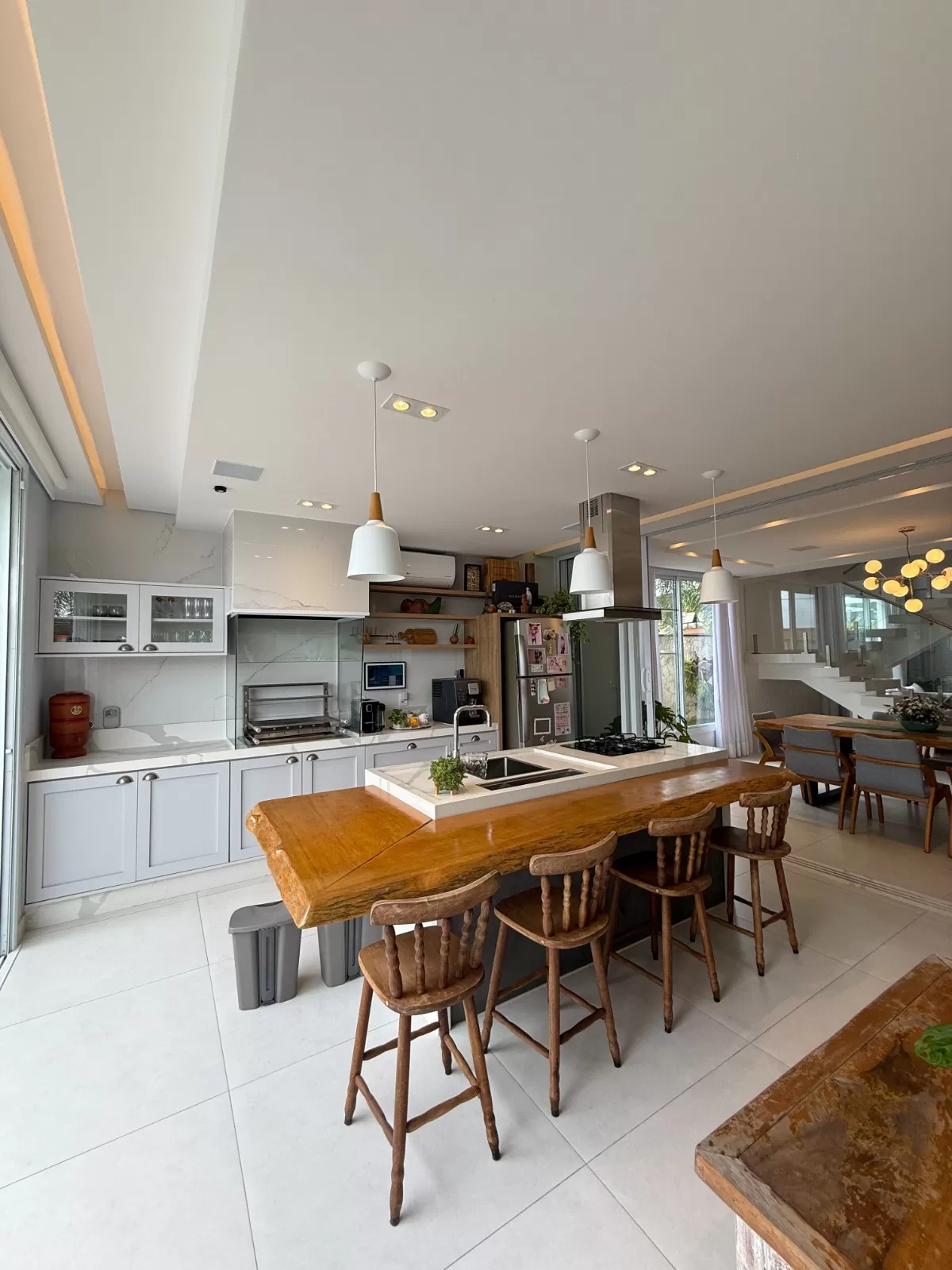 Sobrado Mobiliado à Venda com 4 suítes, escritório e piscina incrível, 402m² no Condomínio Alphaville Nova Esplanada 1 em Votorantim/SP