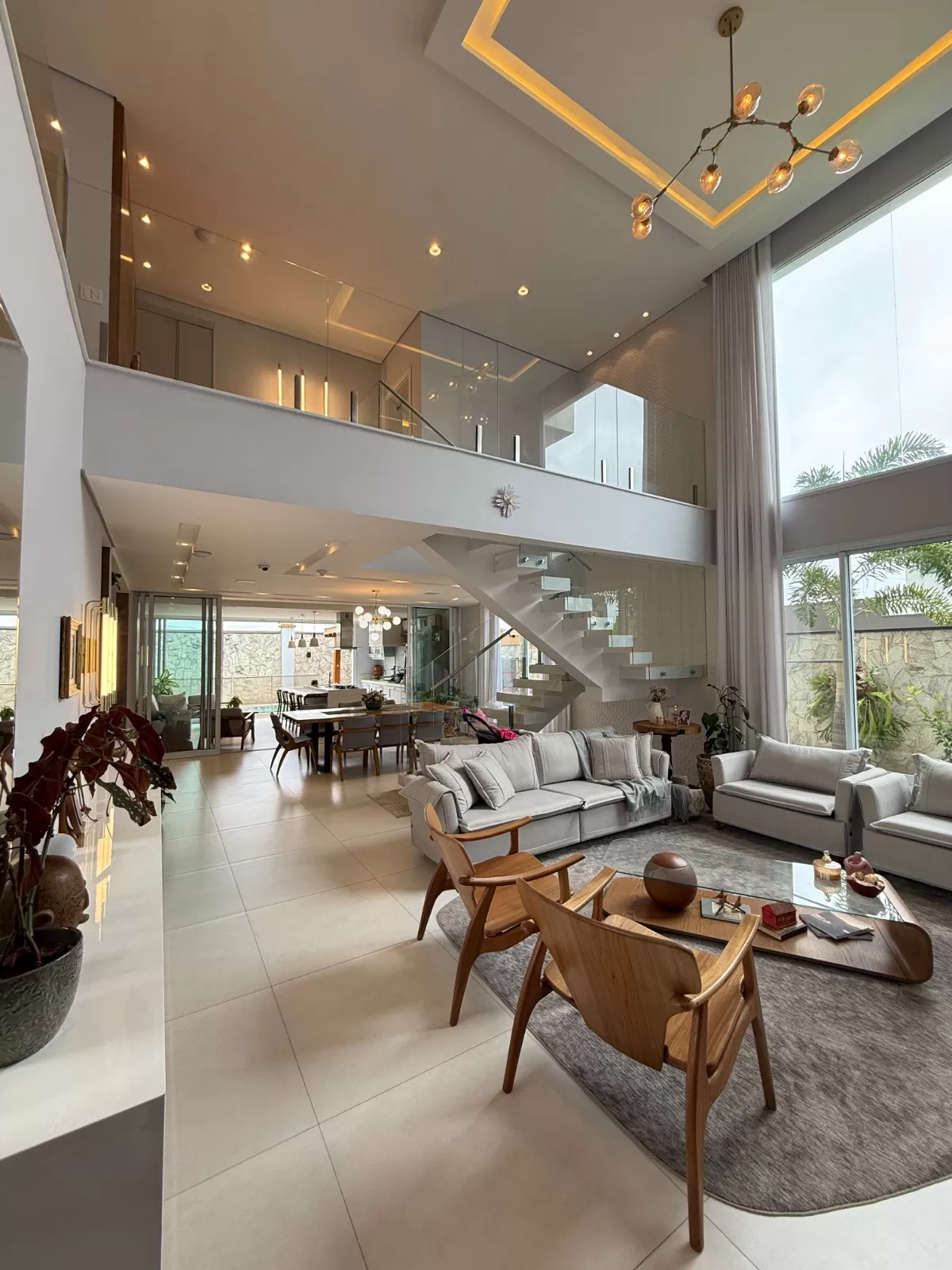 Sobrado Mobiliado à Venda com 4 suítes, escritório e piscina incrível, 402m² no Condomínio Alphaville Nova Esplanada 1 em Votorantim/SP