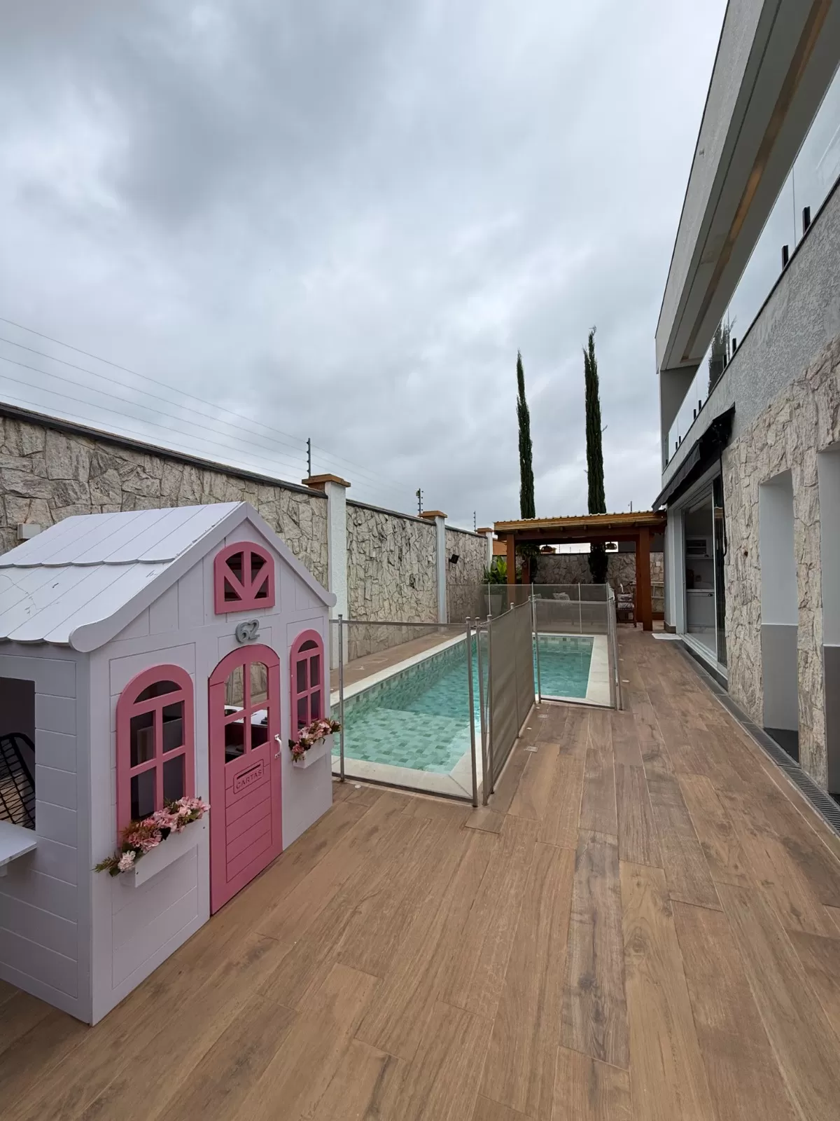 Sobrado Mobiliado à Venda com 4 suítes, escritório e piscina incrível, 402m² no Condomínio Alphaville Nova Esplanada 1 em Votorantim/SP