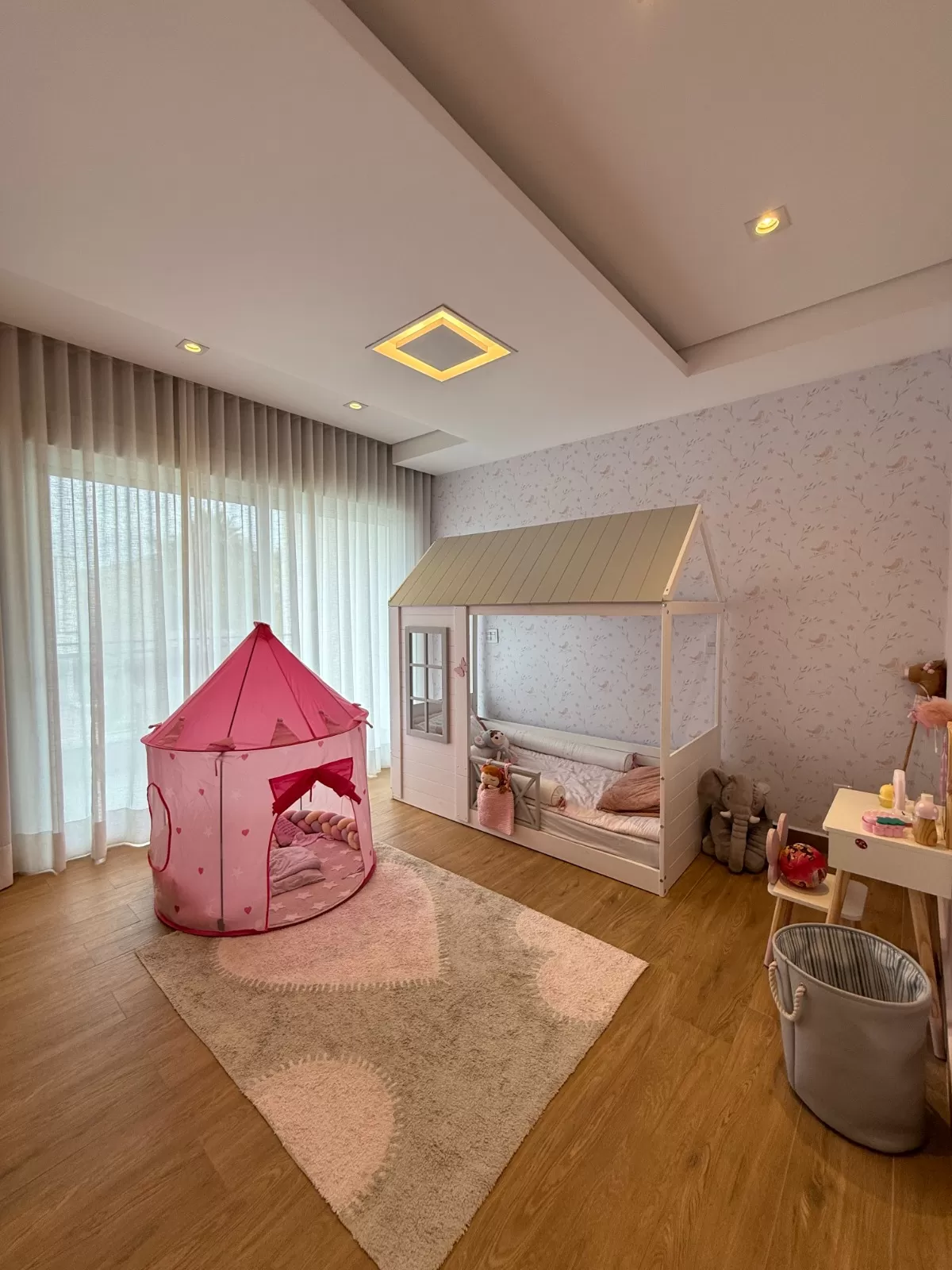 Sobrado Mobiliado à Venda com 4 suítes, escritório e piscina incrível, 402m² no Condomínio Alphaville Nova Esplanada 1 em Votorantim/SP