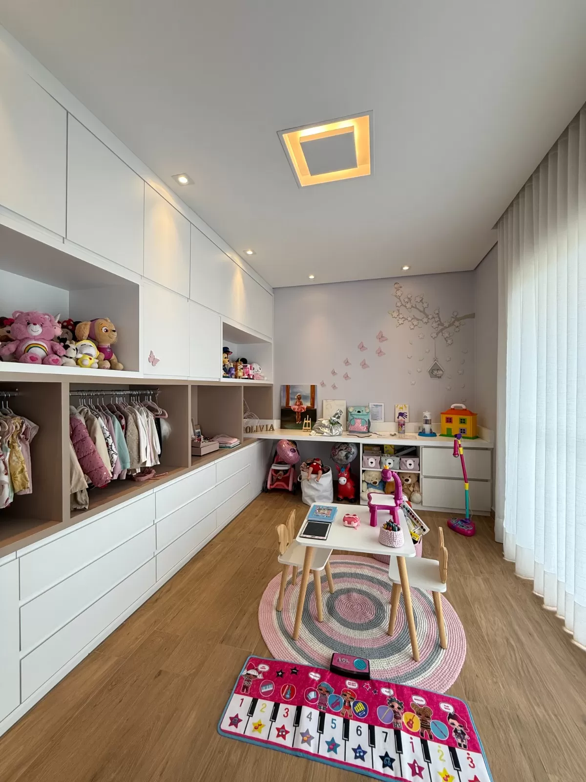 Sobrado Mobiliado à Venda com 4 suítes, escritório e piscina incrível, 402m² no Condomínio Alphaville Nova Esplanada 1 em Votorantim/SP