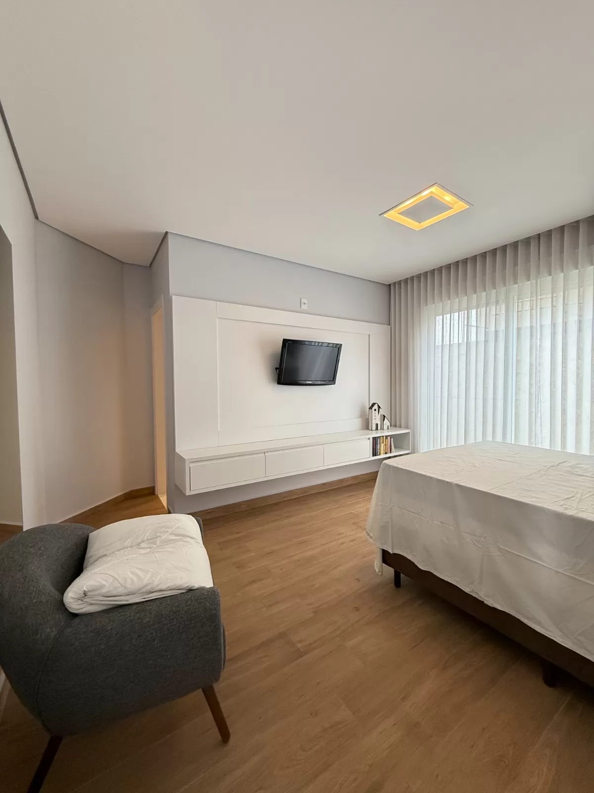 Sobrado Mobiliado à Venda com 4 suítes, escritório e piscina incrível, 402m² no Condomínio Alphaville Nova Esplanada 1 em Votorantim/SP