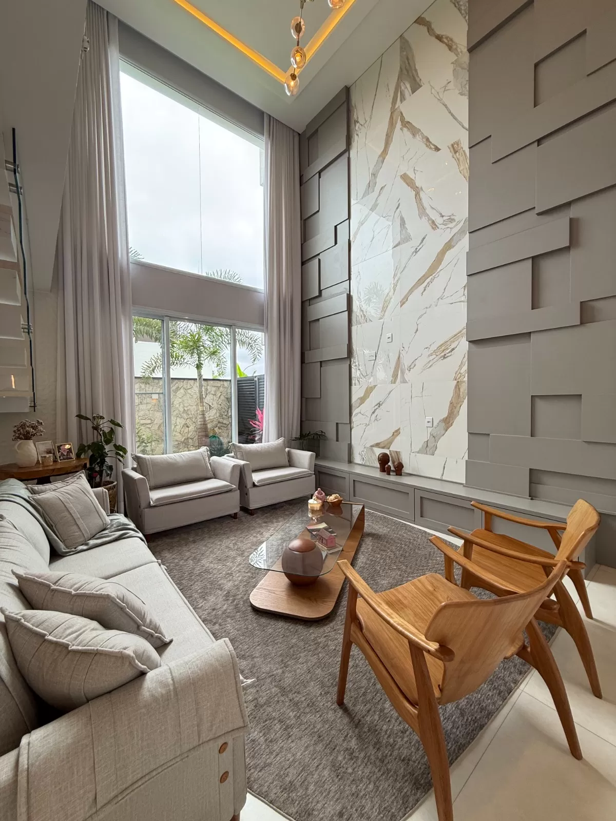 Sobrado Mobiliado à Venda com 4 suítes, escritório e piscina incrível, 402m² no Condomínio Alphaville Nova Esplanada 1 em Votorantim/SP