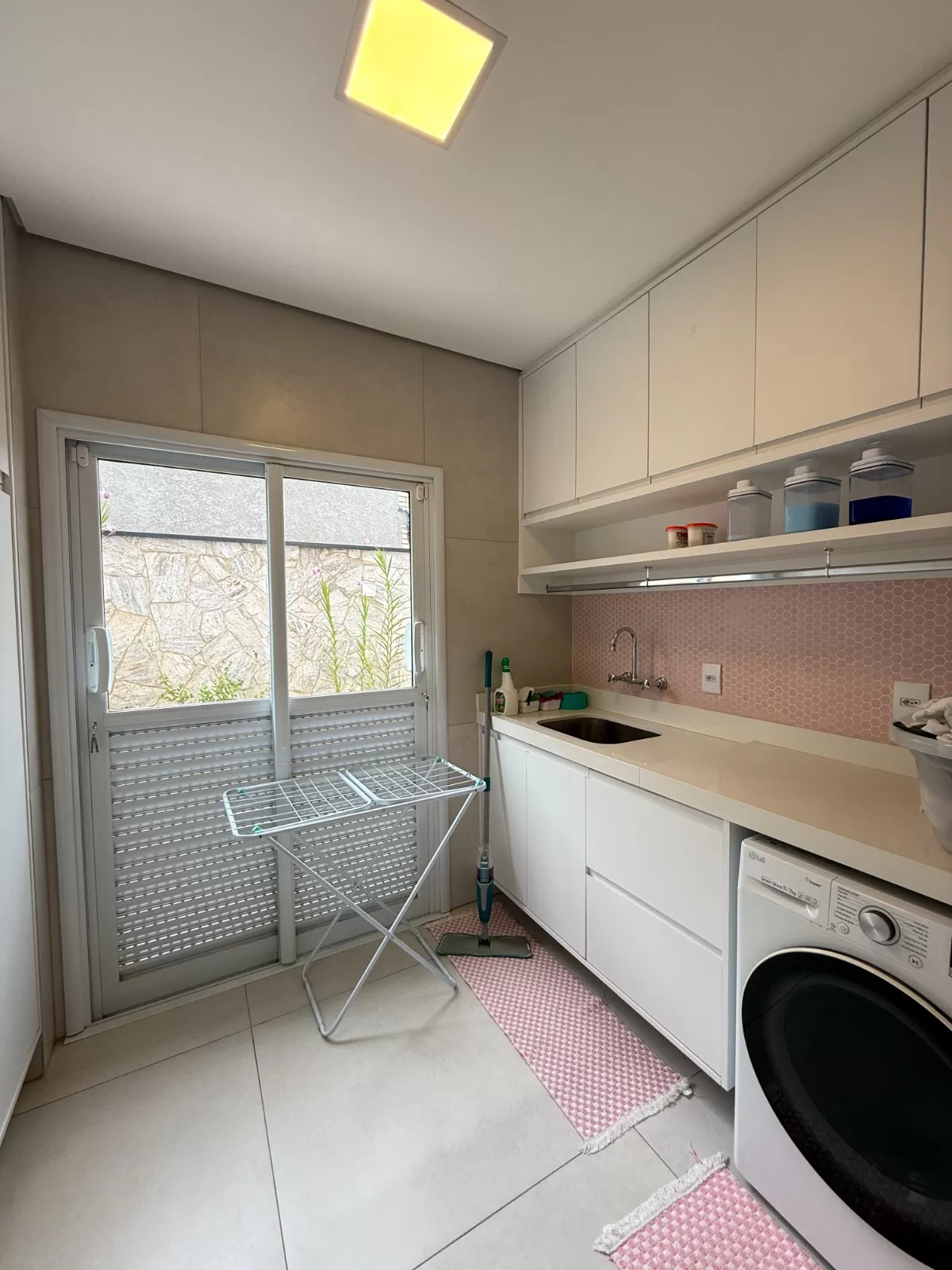 Sobrado Mobiliado à Venda com 4 suítes, escritório e piscina incrível, 402m² no Condomínio Alphaville Nova Esplanada 1 em Votorantim/SP