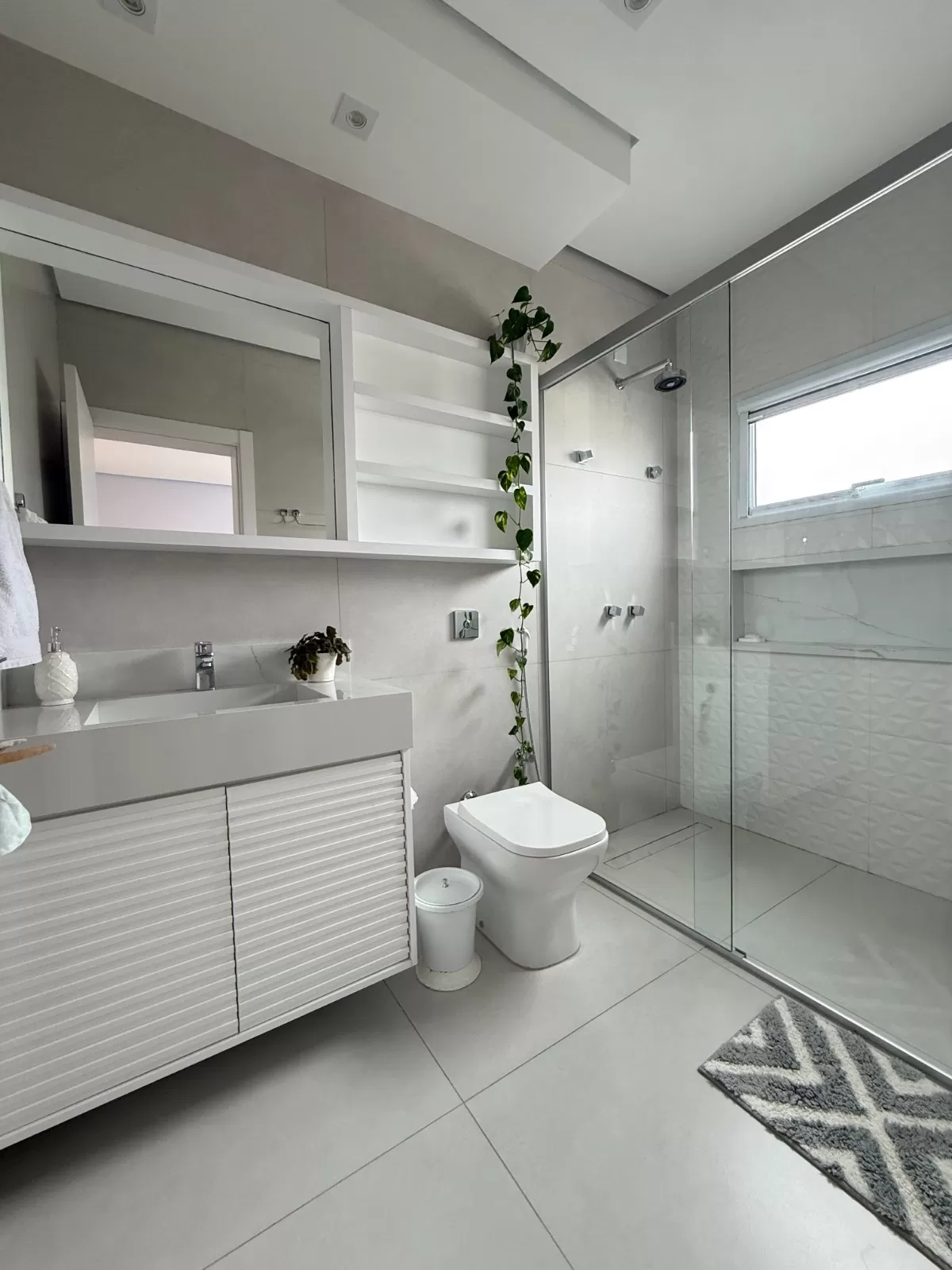 Sobrado Mobiliado à Venda com 4 suítes, escritório e piscina incrível, 402m² no Condomínio Alphaville Nova Esplanada 1 em Votorantim/SP