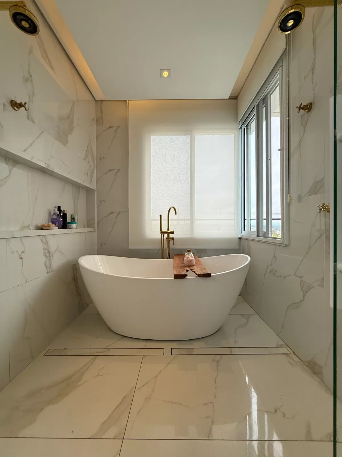 Sobrado Mobiliado à Venda com 4 suítes, escritório e piscina incrível, 402m² no Condomínio Alphaville Nova Esplanada 1 em Votorantim/SP