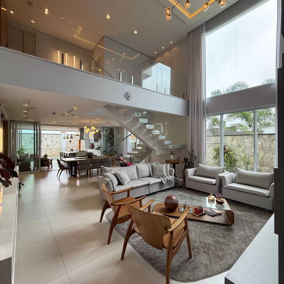 Sobrado Mobiliado à Venda com 4 suítes, escritório e piscina incrível, 402m² no Condomínio Alphaville Nova Esplanada 1 em Votorantim/SP