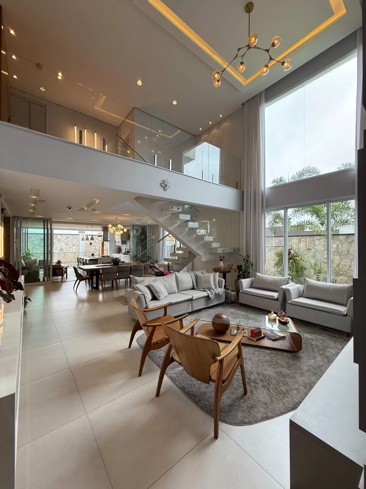 Sobrado Mobiliado à Venda com 4 suítes, escritório e piscina incrível, 402m² no Condomínio Alphaville Nova Esplanada 1 em Votorantim/SP