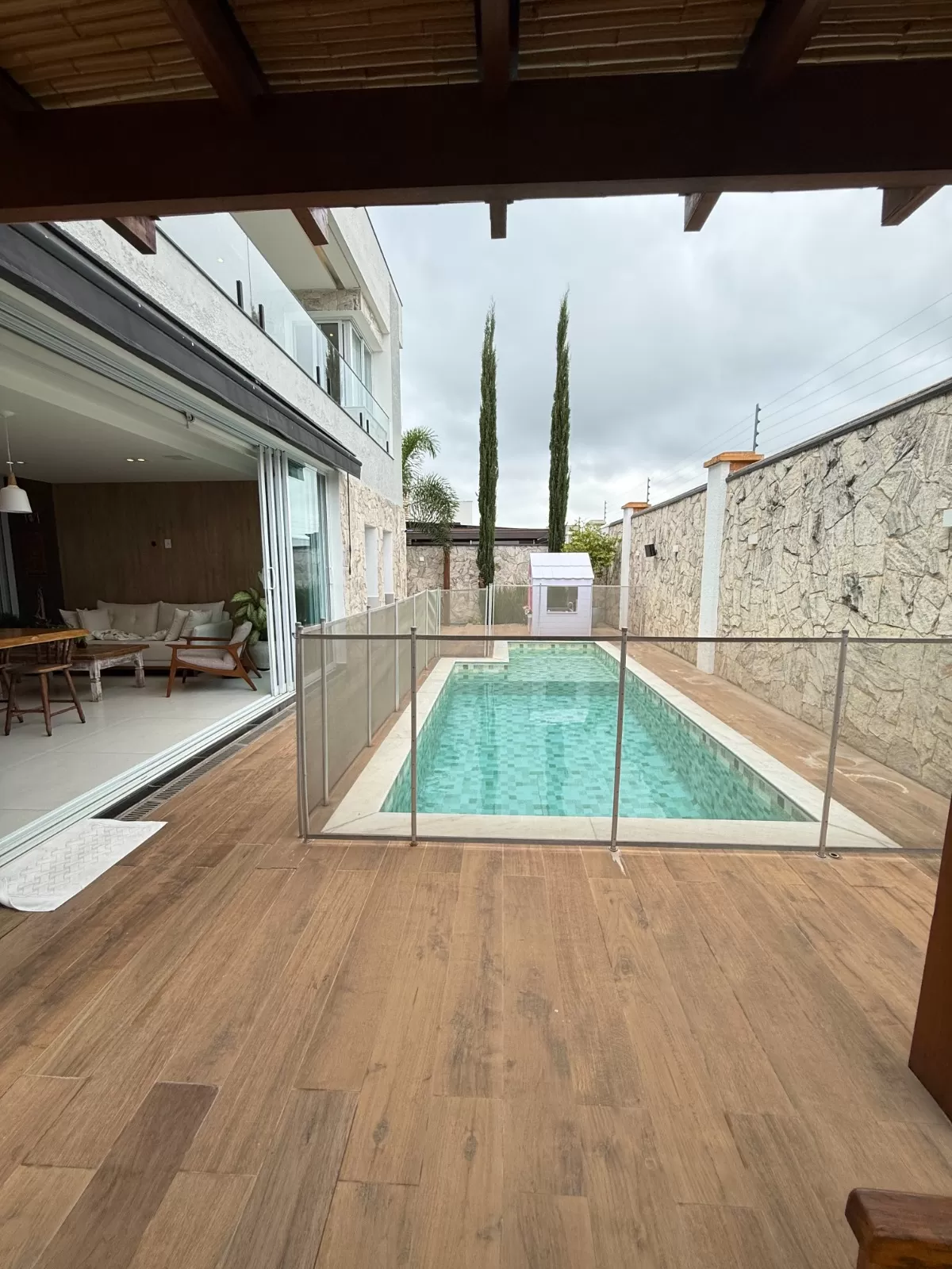 Sobrado Mobiliado à Venda com 4 suítes, escritório e piscina incrível, 402m² no Condomínio Alphaville Nova Esplanada 1 em Votorantim/SP