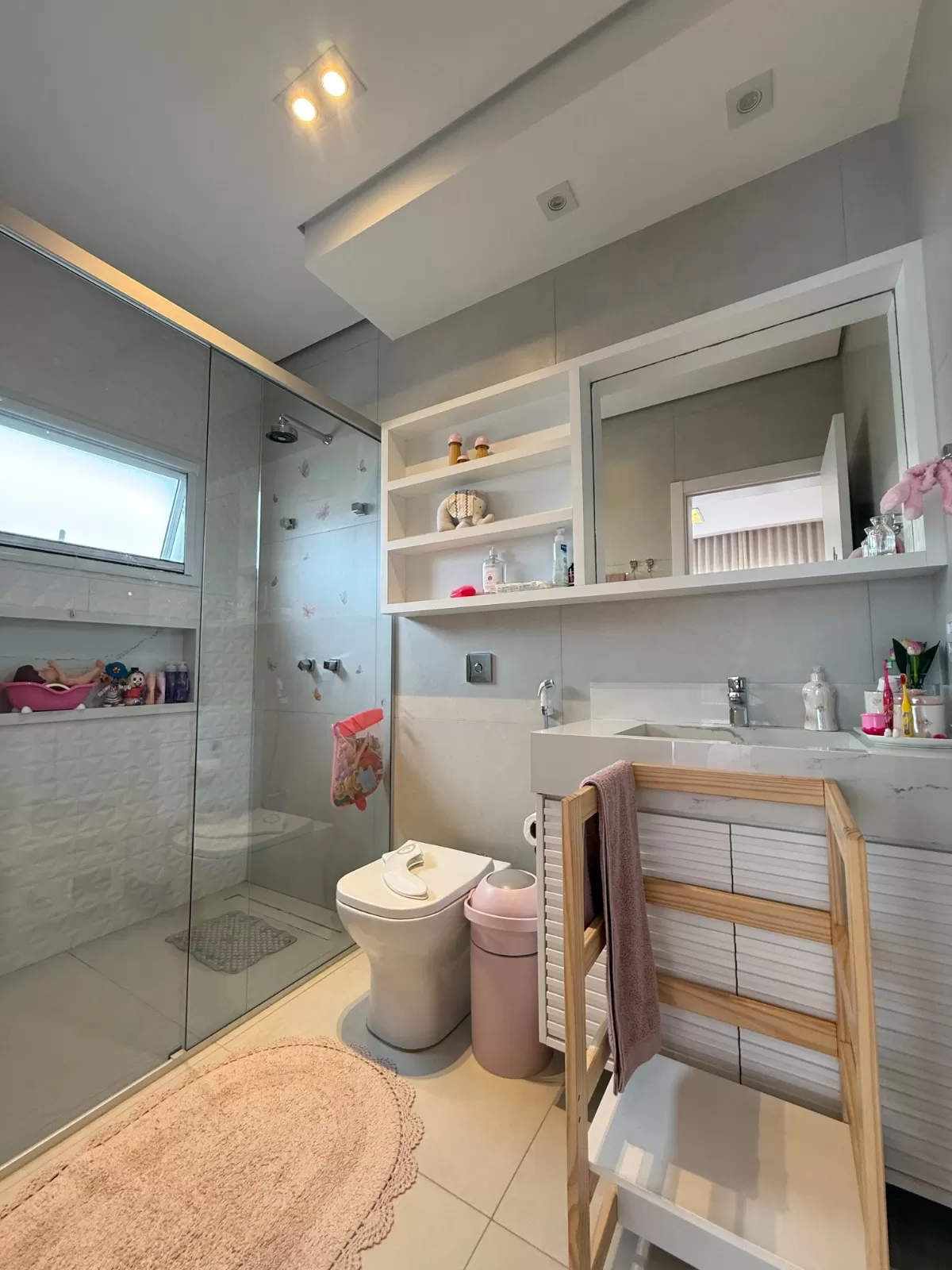 Sobrado Mobiliado à Venda com 4 suítes, escritório e piscina incrível, 402m² no Condomínio Alphaville Nova Esplanada 1 em Votorantim/SP