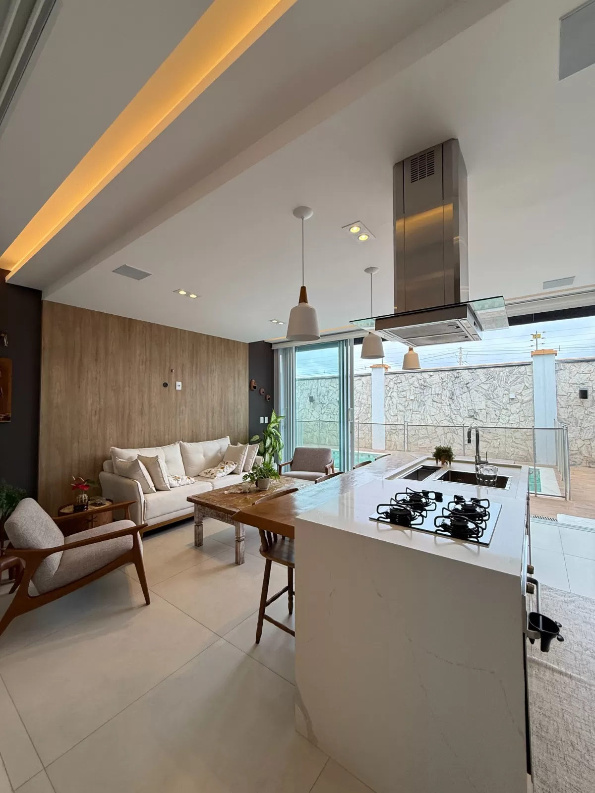 Sobrado Mobiliado à Venda com 4 suítes, escritório e piscina incrível, 402m² no Condomínio Alphaville Nova Esplanada 1 em Votorantim/SP