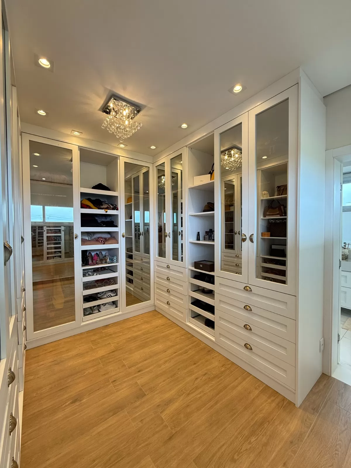 Sobrado Mobiliado à Venda com 4 suítes, escritório e piscina incrível, 402m² no Condomínio Alphaville Nova Esplanada 1 em Votorantim/SP