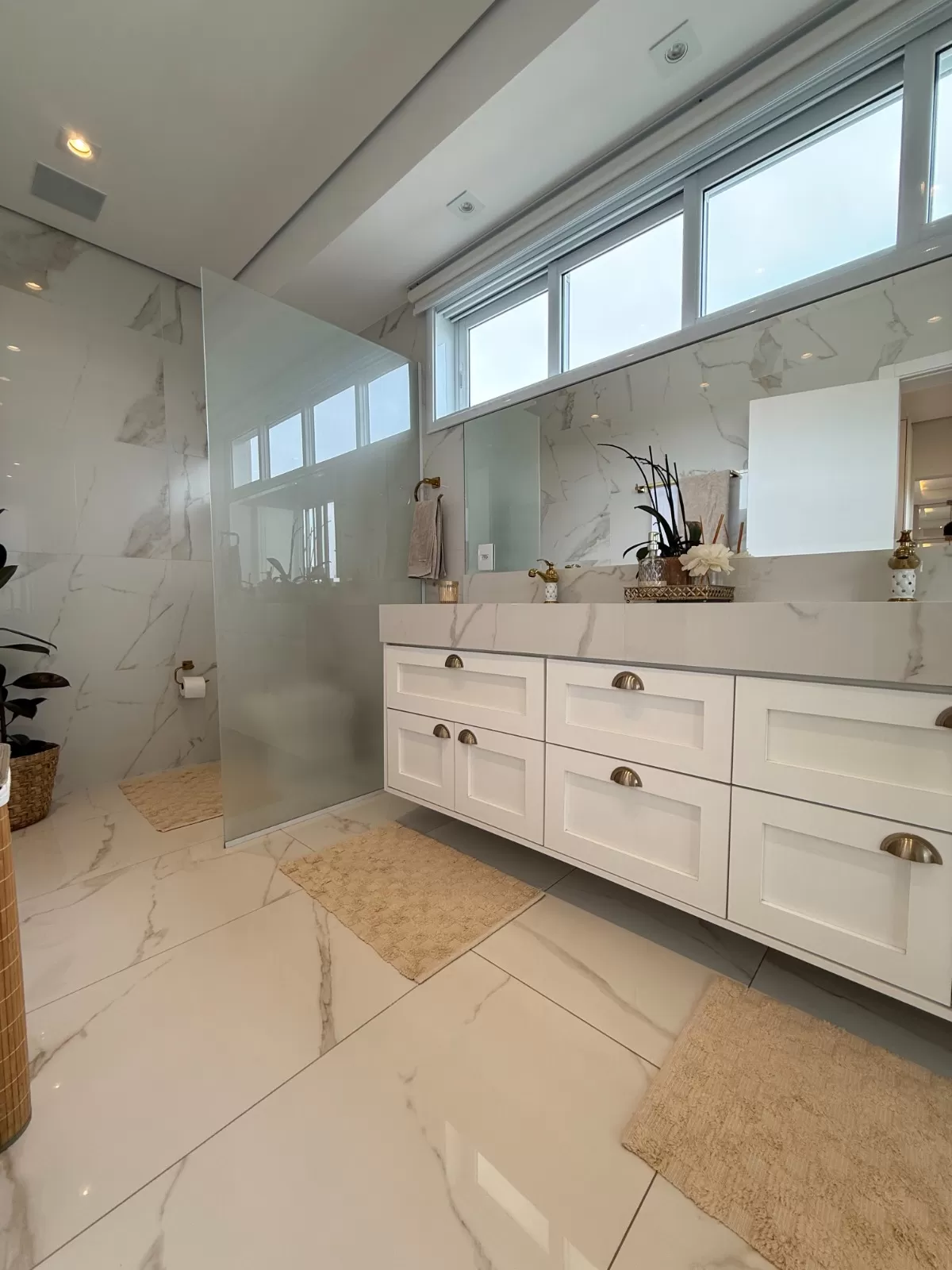 Sobrado Mobiliado à Venda com 4 suítes, escritório e piscina incrível, 402m² no Condomínio Alphaville Nova Esplanada 1 em Votorantim/SP