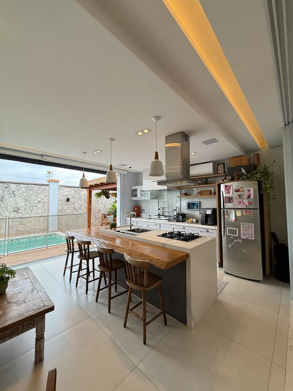 Sobrado Mobiliado à Venda com 4 suítes, escritório e piscina incrível, 402m² no Condomínio Alphaville Nova Esplanada 1 em Votorantim/SP