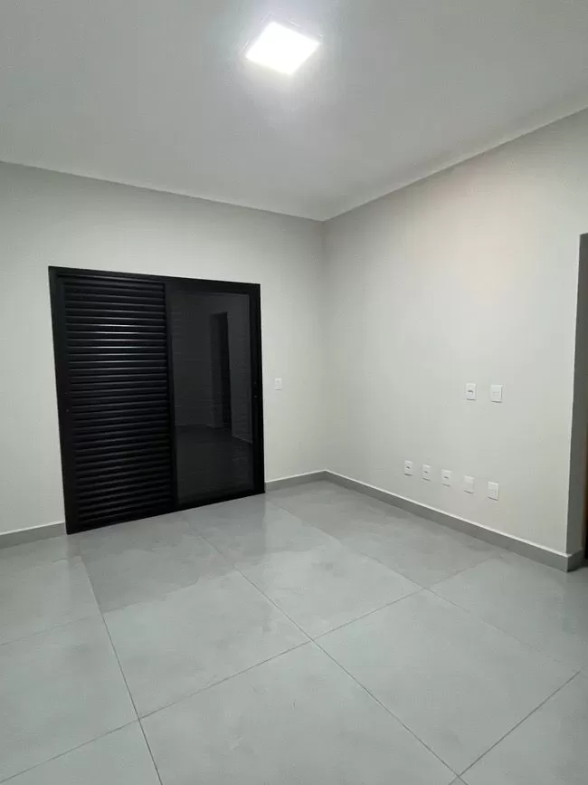 Sobrado à Venda com 3 quartos sendo 1 suíte e quintal nos fundos, 160m² no Condomínio Terras de São Francisco em Sorocaba/SP