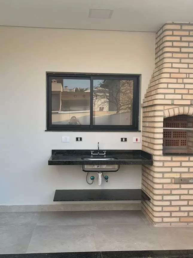 Sobrado à Venda com 3 quartos sendo 1 suíte e quintal nos fundos, 160m² no Condomínio Terras de São Francisco em Sorocaba/SP