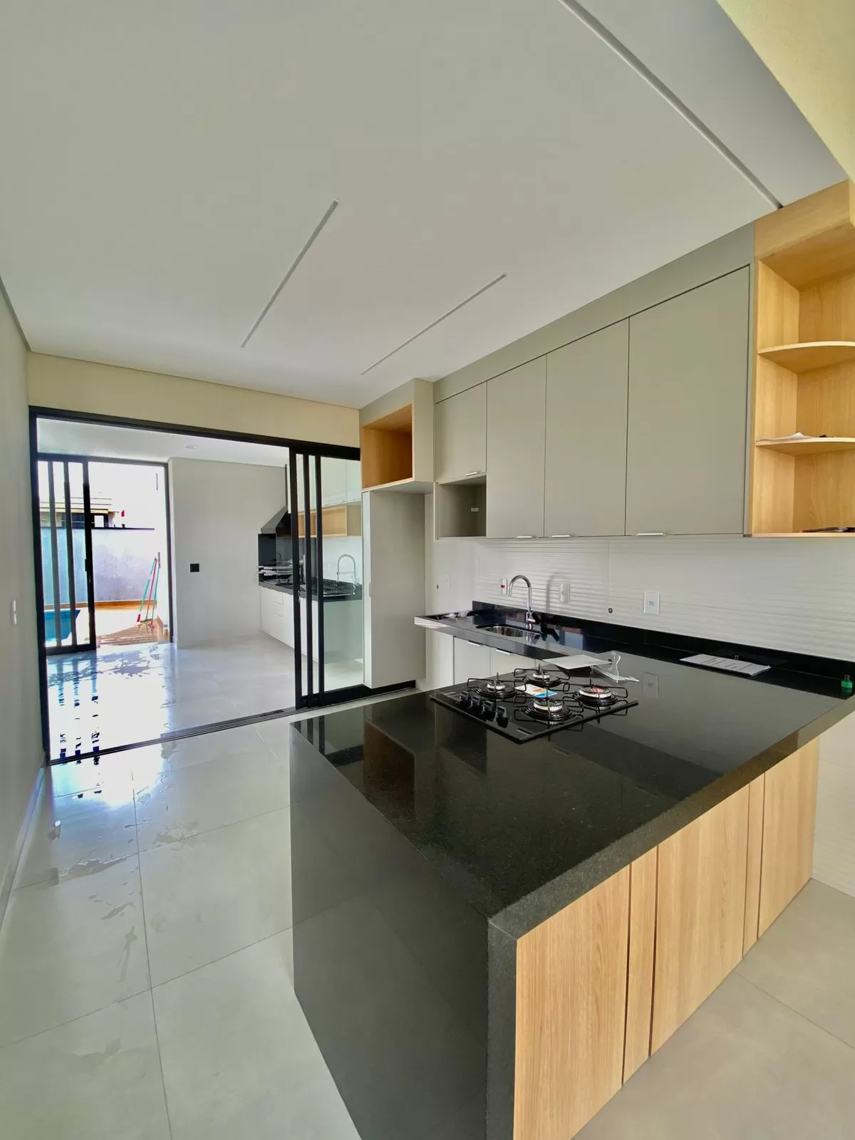 Casa Térrea à Venda com 3 suítes, móveis planejados e piscina, 170m² no Condomínio Terras Alpha em Votorantim/SP