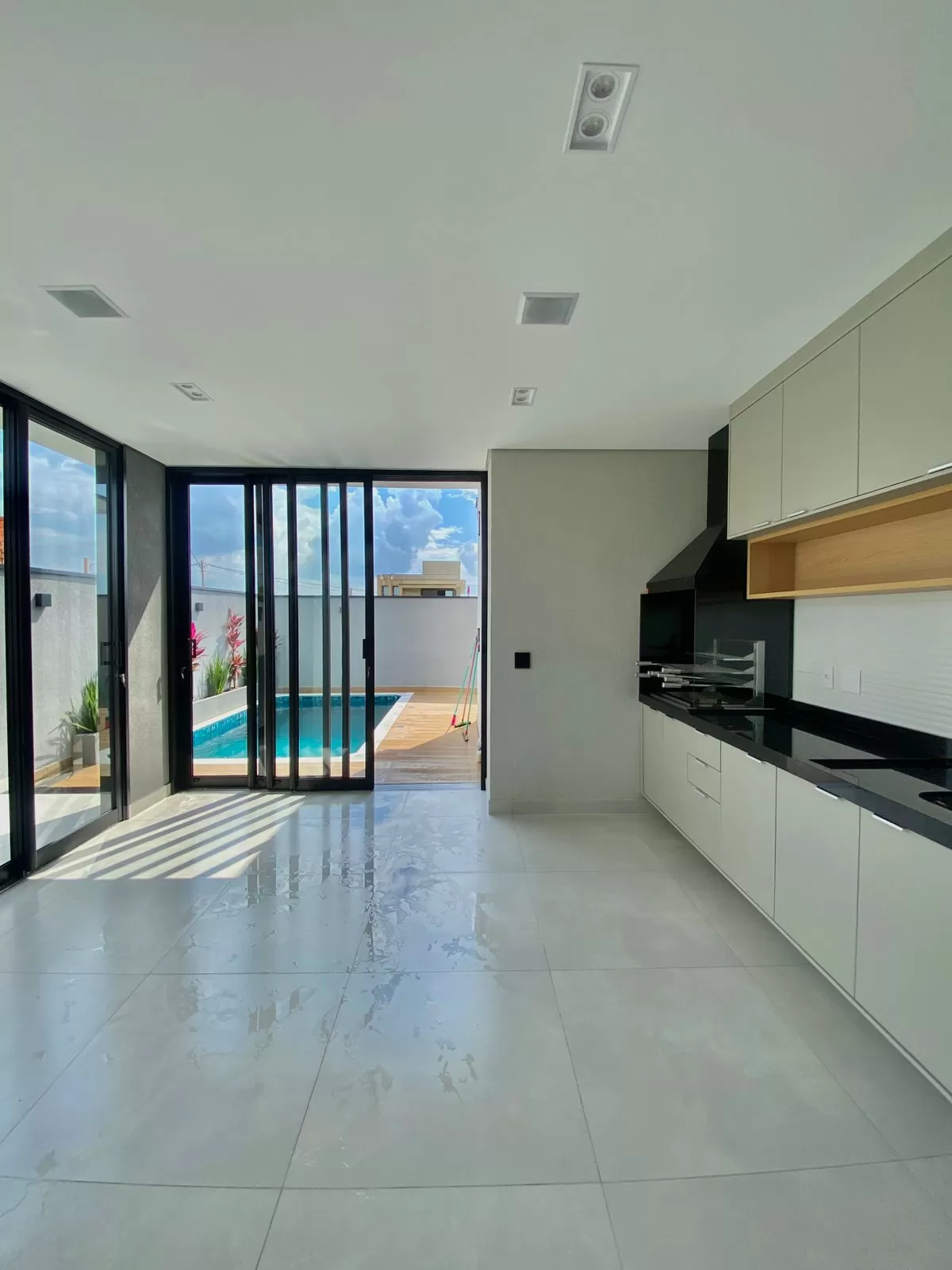 Casa Térrea à Venda com 3 suítes, móveis planejados e piscina, 170m² no Condomínio Terras Alpha em Votorantim/SP