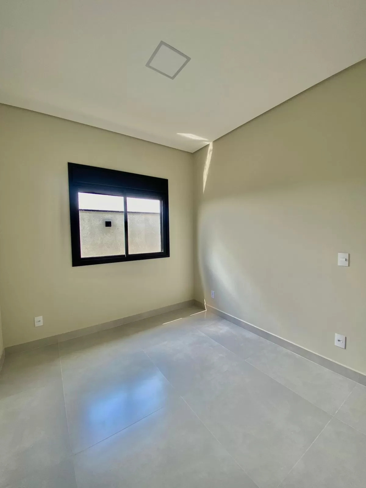 Casa Térrea à Venda com 3 suítes, móveis planejados e piscina, 170m² no Condomínio Terras Alpha em Votorantim/SP