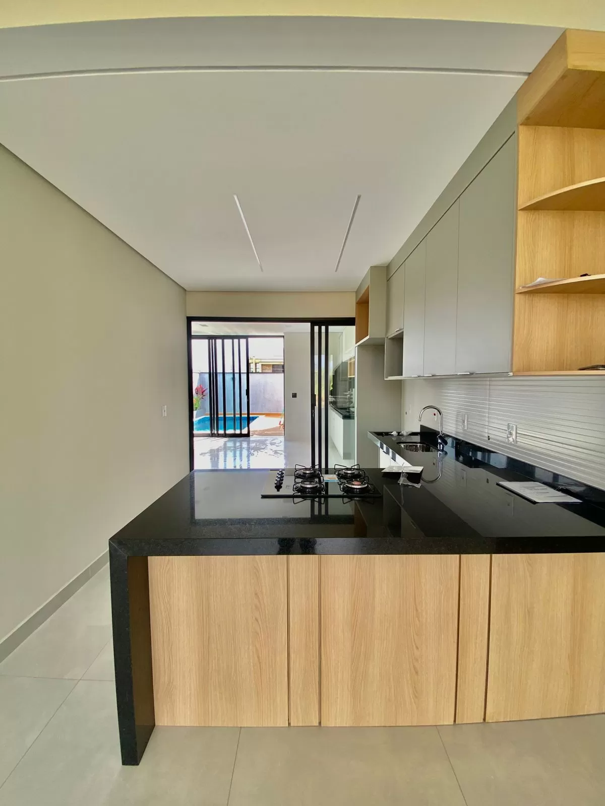 Casa Térrea à Venda com 3 suítes, móveis planejados e piscina, 170m² no Condomínio Terras Alpha em Votorantim/SP