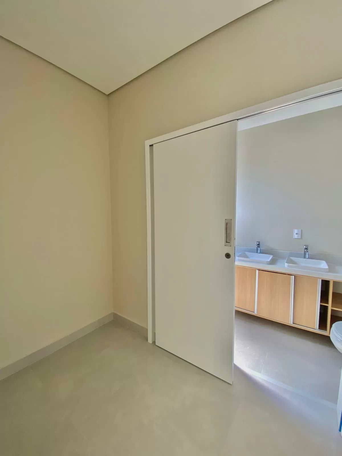 Casa Térrea à Venda com 3 suítes, móveis planejados e piscina, 170m² no Condomínio Terras Alpha em Votorantim/SP