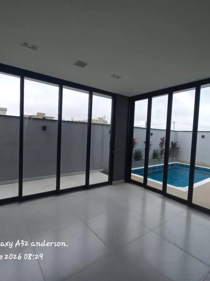 Casa Térrea à Venda com 3 suítes, móveis planejados e piscina, 170m² no Condomínio Terras Alpha em Votorantim/SP