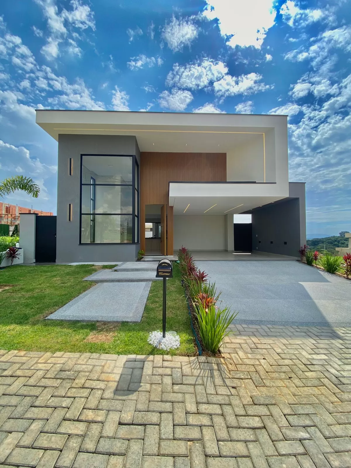 Casa Térrea à Venda com 3 suítes, móveis planejados e piscina, 170m² no Condomínio Terras Alpha em Votorantim/SP