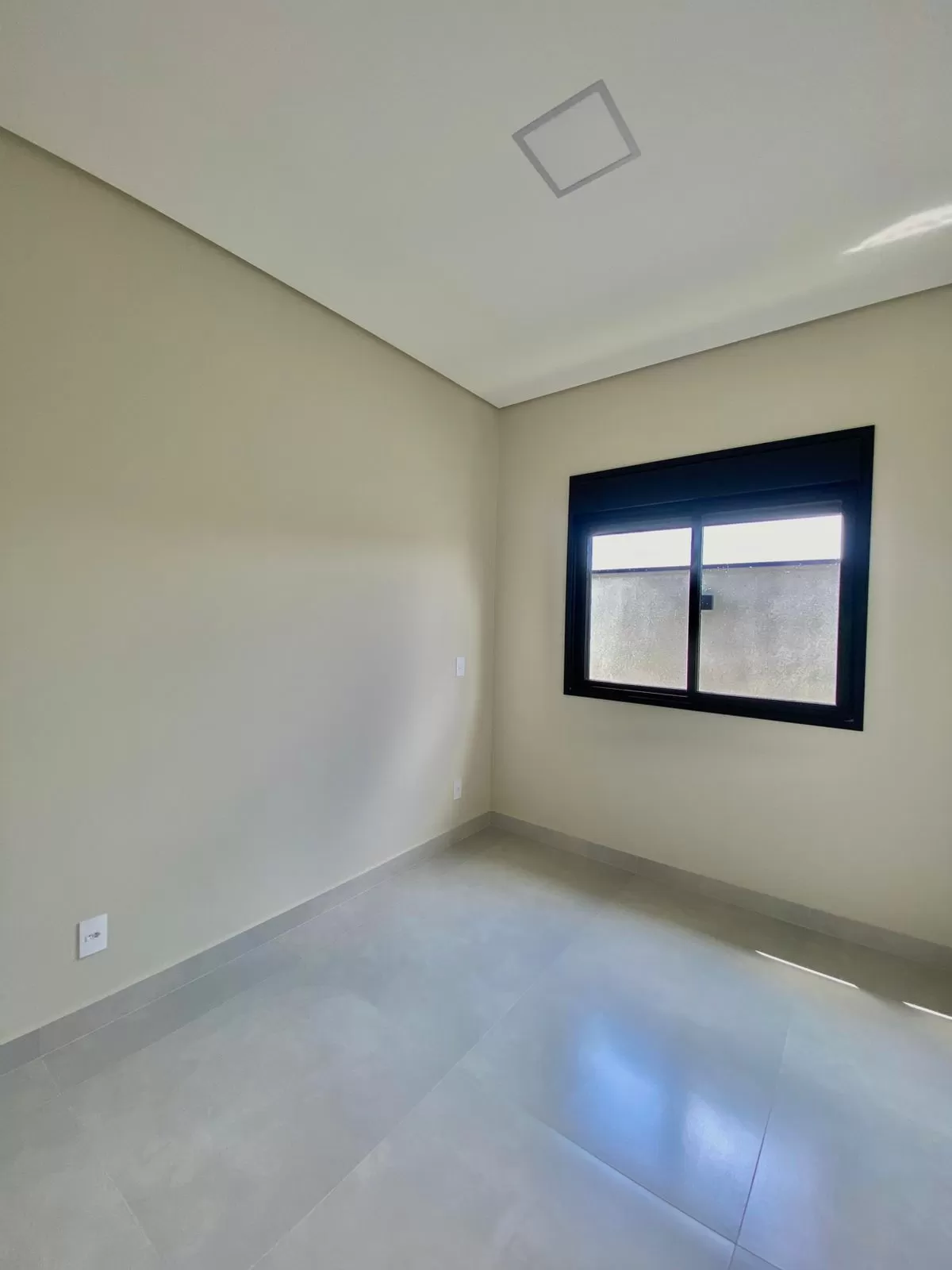 Casa Térrea à Venda com 3 suítes, móveis planejados e piscina, 170m² no Condomínio Terras Alpha em Votorantim/SP