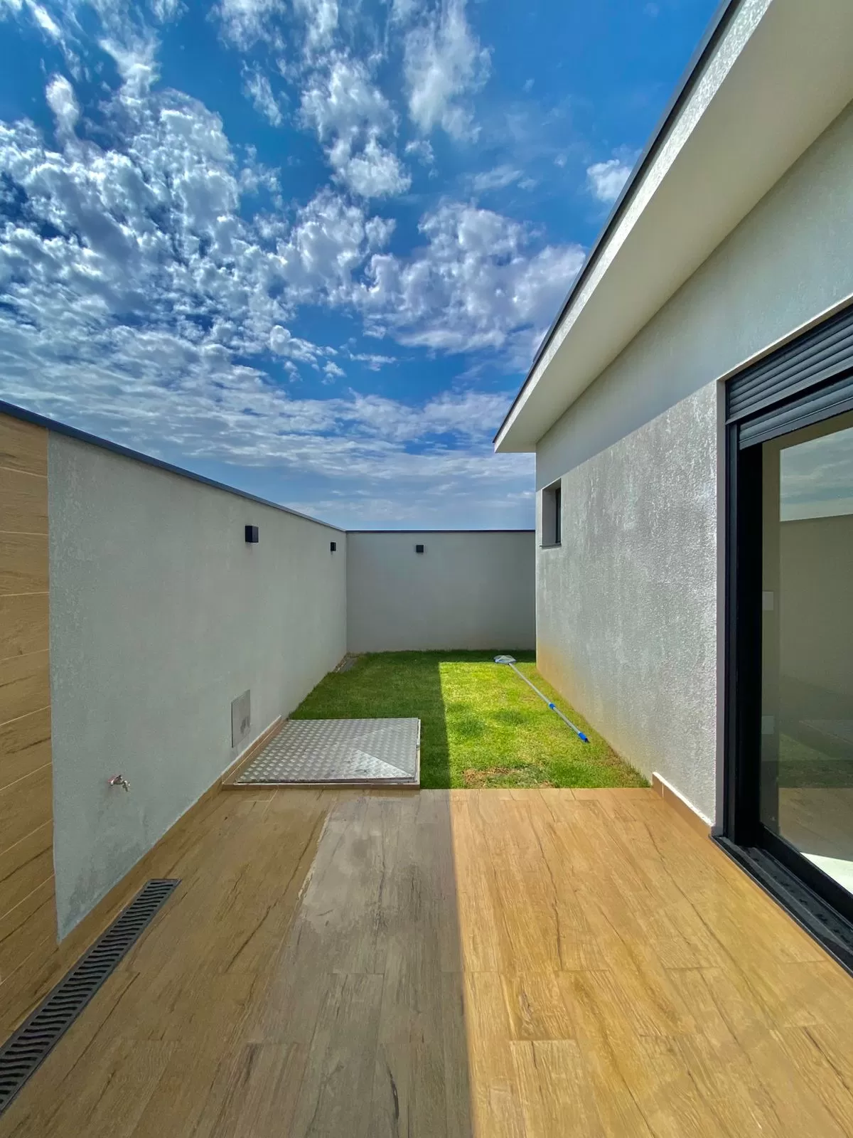 Casa Térrea à Venda com 3 suítes, móveis planejados e piscina, 170m² no Condomínio Terras Alpha em Votorantim/SP